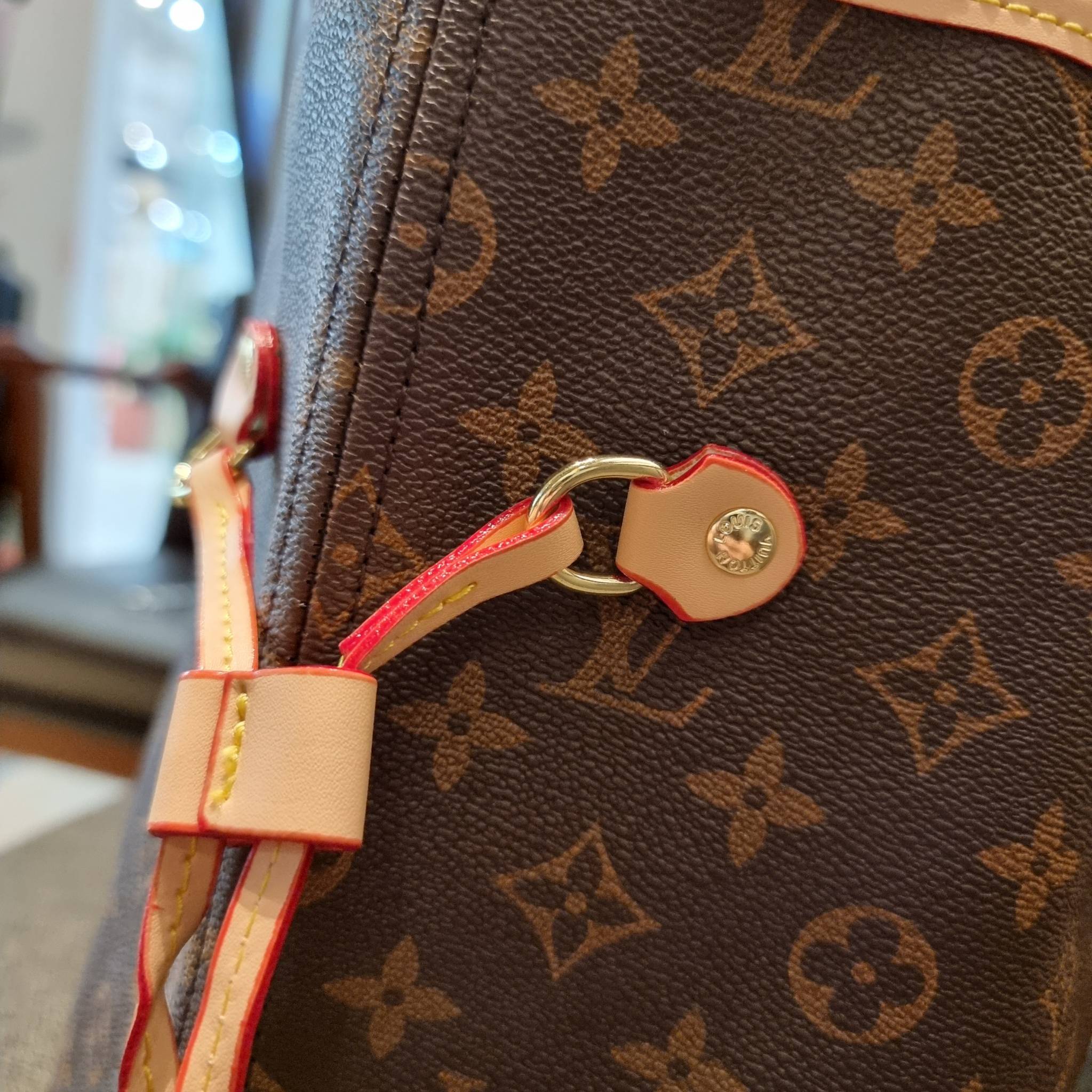 LV 2IN1 TOTE SET กระเป๋าสะพายไหล่ใบใหญ่ทรง tote มาพร้อมใบลูก คลาสสิคที่สุด เป็รอีกรุ่นที่มีคนใช้กันทั่วบ้านทั่วเมือง ฮิตแบบไม่ต้องพูดเยอะ วัสดุหนังแคนวาสปั๊มลายเต็มใบ ปากกระเป๋ามีหูเกี่ยว ด้านข้างมีหนังรูดเก็บทรงได้ ภายในโล่งกว้างมากๆ มีช่องซิปแยกให้ ใบเล