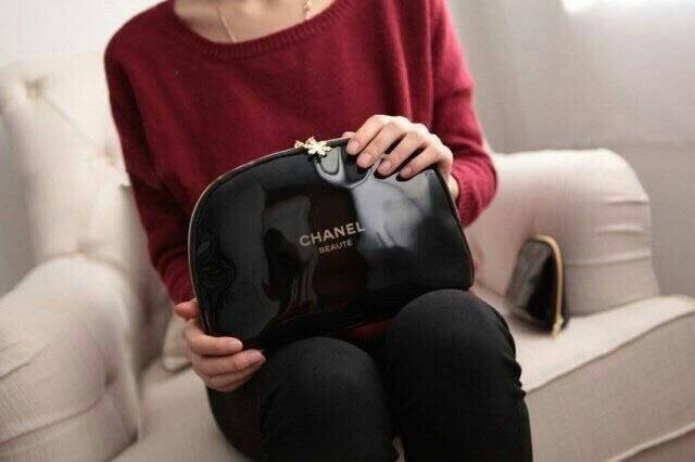 พร้อมส่งสินค้าขายดี **เซ็ตคู่ถูกใจ ((2in1)) Chanel Best Seller! รุ่นยอดนิยมตลอดกาล Chanel Holiday Glossimer Duo Cosmetic Pouch Set กระเป๋าอเนกประสงค์พรีเมี่ยมเเท้จาก Chanel Cosmetic Counter (ซื้อ 1 ได้ถึง 2 ใบ) มาครบเซททั้งใบใหญ่เเละใบเล็ก วัสดุ PVC เนื้อ