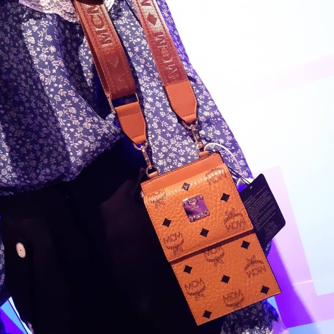 M.C.M CROSSBODY PHONE CASE กระเป๋าอะไรเอ่ยฮิตกันทั่วบ้านทั่วเมือง!!?? กระเป๋าใส่โทรศัพท์ไงจ้ะ!! เดินไปไหนใครก็ใช้ เพราะทุกคนต้องการความสะดวก ใบนี้ตอบโจทย์ไปเล้ย!!