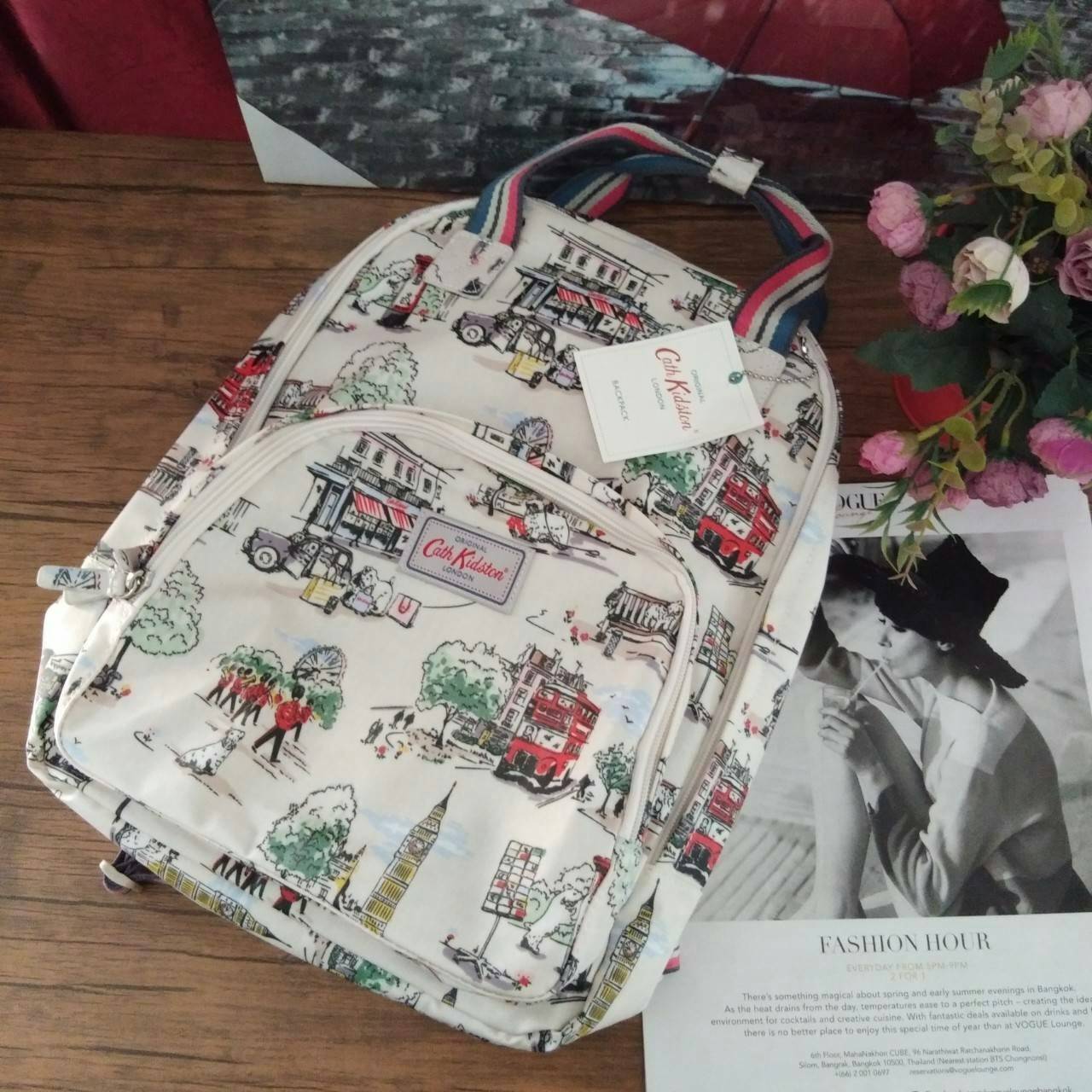 Cath Kidston Backpack Bag - กระเป๋าเป้ สไตล์วินเทจสุดฮิต - เปิด/ปิดกระเป๋าด้วยซิปรอบ - ภายใน มีช่องซิปใหญ่ใส่ของ 2 ช่อง จุของได้เยอะ - ด้านหน้ามีช่องซิปเล็ก 1 ช่อง