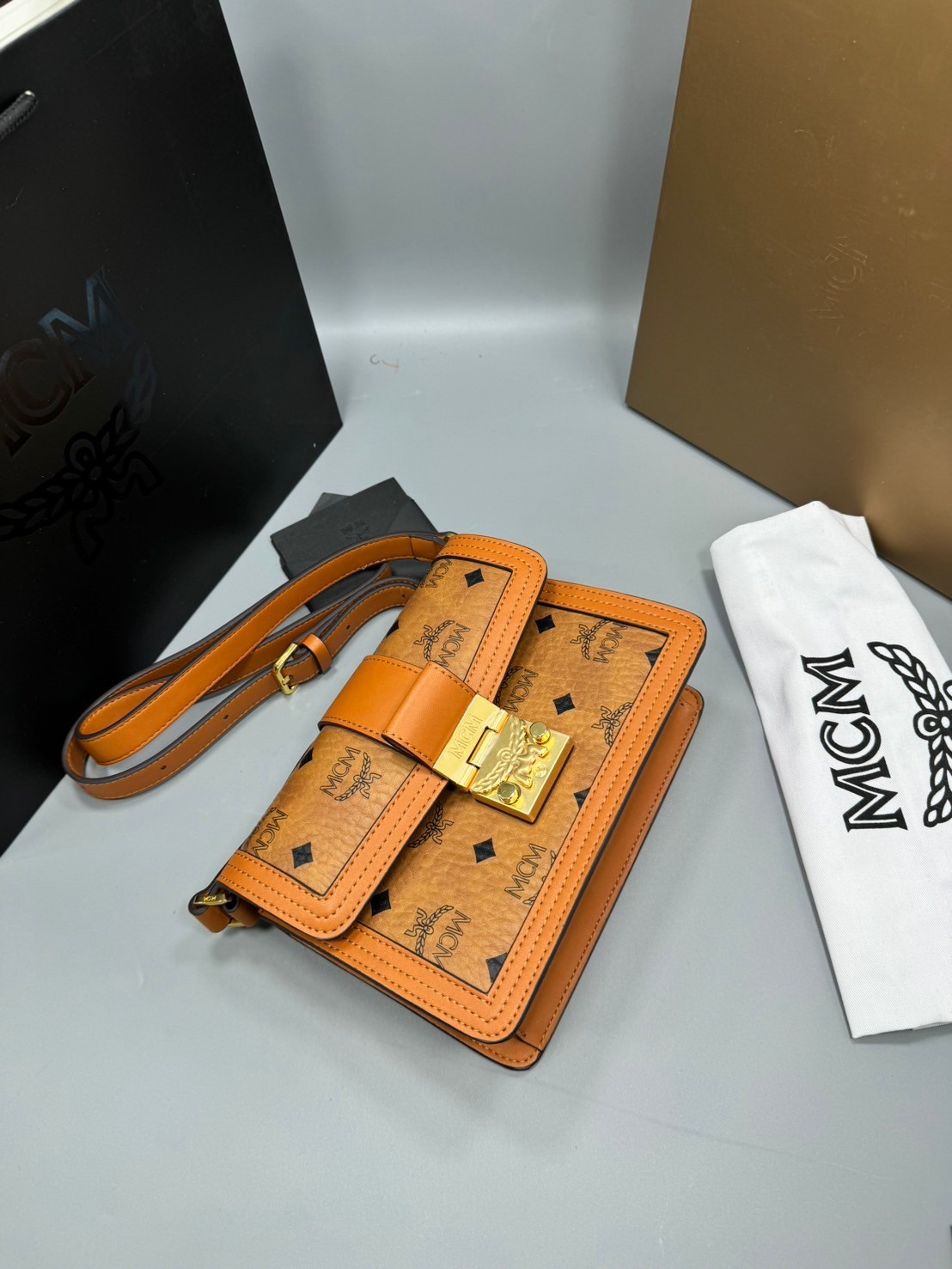 M.C.M SMALL NEW TRACY SHOULDER BAG IN VISETOS กระเป๋าสะพายสไตล์เทรซี่ ปรับโฉมให้ใช้งานได้ง่ายขึ้น เกรดออริ สลับแท้ 1:1 ใช้งานต่างประเทศได้