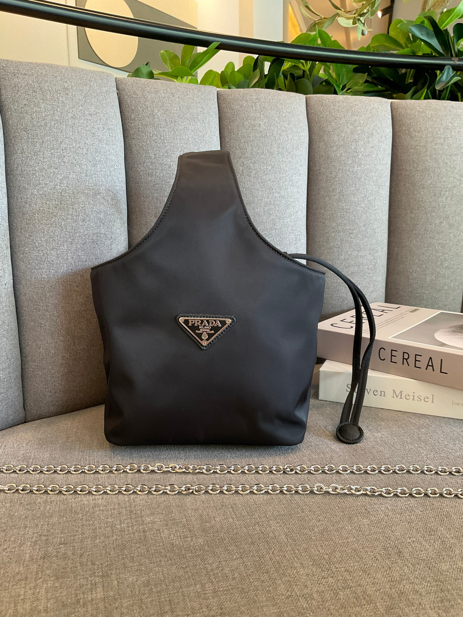 PRADA Tote Bucket Bag 2022 รุ่นใหม่พร้อมส่ง กระเป๋าทรง Handbag & Crossbody แบรนด์ Prada อีกรุ่นที่ขนาดกำลังน่ารัก ตัวกระเป๋าตั้งอยู่ทรงสวย กันน้ำ ด้านหน้าประดับโลโก้ อะไหล่เงิน สวยหรูเว่อร์วัง