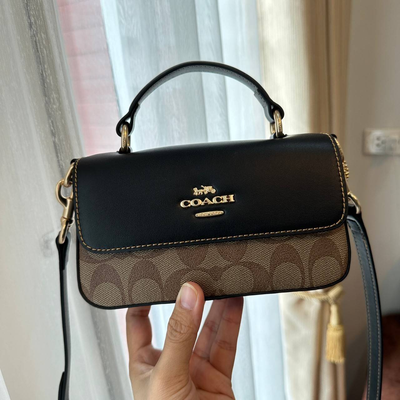 Coach Mini Josie Top Handle Crossbody In Blocked Signature Canvas (cc340) ใหม่ล่าสุด กระเป๋าสะพายหรือถือใบเล็กกระทัดรัด วัสดุหนังตัดขอบหนังแท้ ภายในช่องโล่งกว้างสามารถใส่โทรศัพท์ iPhonePro max ได้ มีช่องใส่บัตรเครดิต 2 ช่อง เปิดปิดด้วนกระดุมแป๊ก ซับในผ้า 