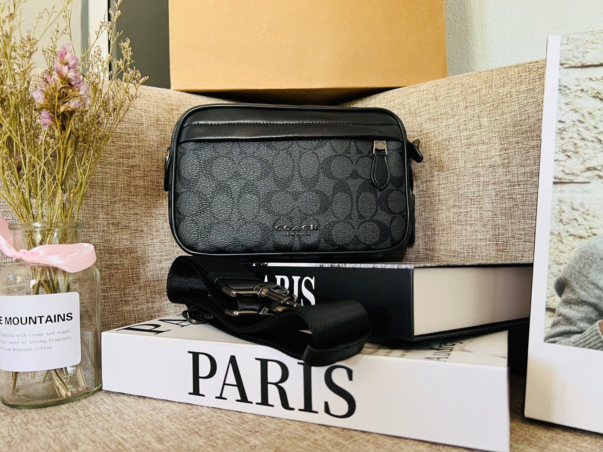 COACH GRAHAM CROSSBODY IN SIGNATURE CANVAS F50715 ผ้าใบเคลือบซิกเนเจอร์พร้อมรายละเอียดหนังลูกวัวที่ผ่านการกลั่น| ภายในกระเป๋ามัลติฟังก์ชั่น| ปิดซิป ซับในผ้า| ด้านนอกมีซิปและกระเป๋าสลิป| สายสะพายถอดได้ 53" สำหรับสะพายไหล่หรือ crossbody