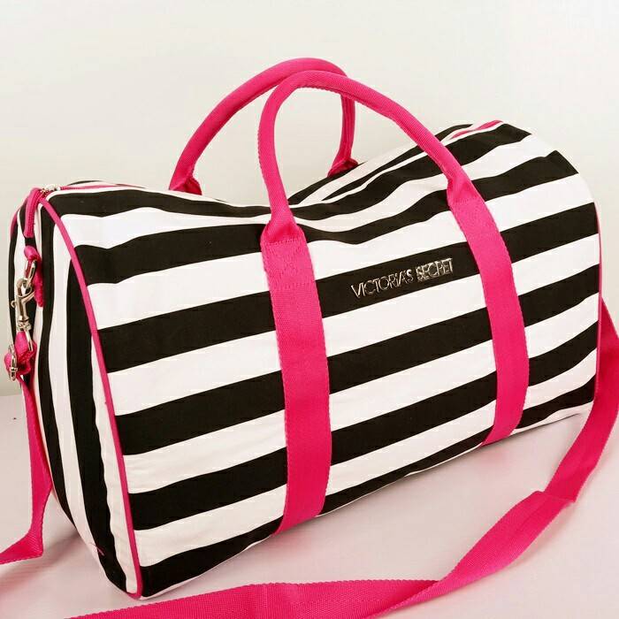 กระเป๋าTravel bag สีชมพู สุดทันสมัย ยี่ห้อ Victoria's Secret รุ่น Victoria's Secret Stript canvas bag กระเป๋าผ้าแคนวาส สุดเริ่ด ดีไซน์แบบลายขาวดำ แถบสีชมพู สวยปังมากๆค่ะ สามารถใส่เสื้อผ้าไว้ไปเที่ยว หรือไปฟิตเนต ใบนี้คุ้ม จุ และสวยมากๆค่ะ ปากกระ