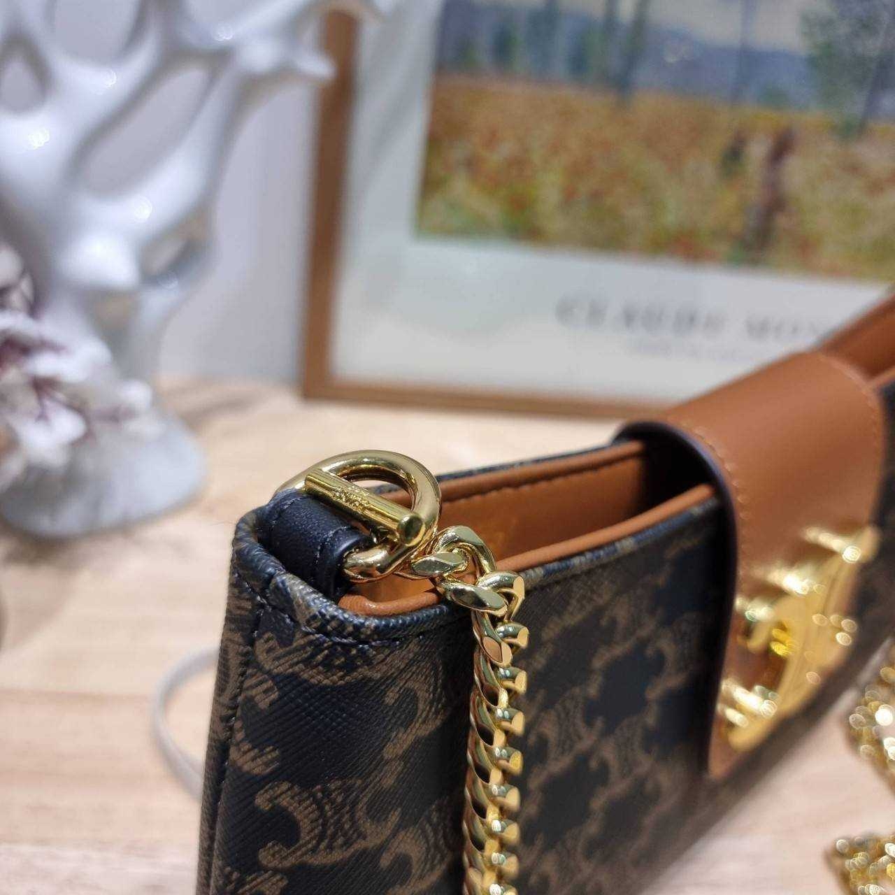 Celine wiltern bag กระเป๋าทรงพอชแบบตัวแม่ สวยมาก สวยแซ่บ ขนาดกำลังดี ใส่ของใส่มือถือได้ทุกรุ่น รูปทรงย้อนยุค สไตล์วินเทจลัคชู มีสายสะพายให้ถึง 2 แบบ สายหนังและสายโซ่ ดูแพงสุดๆ