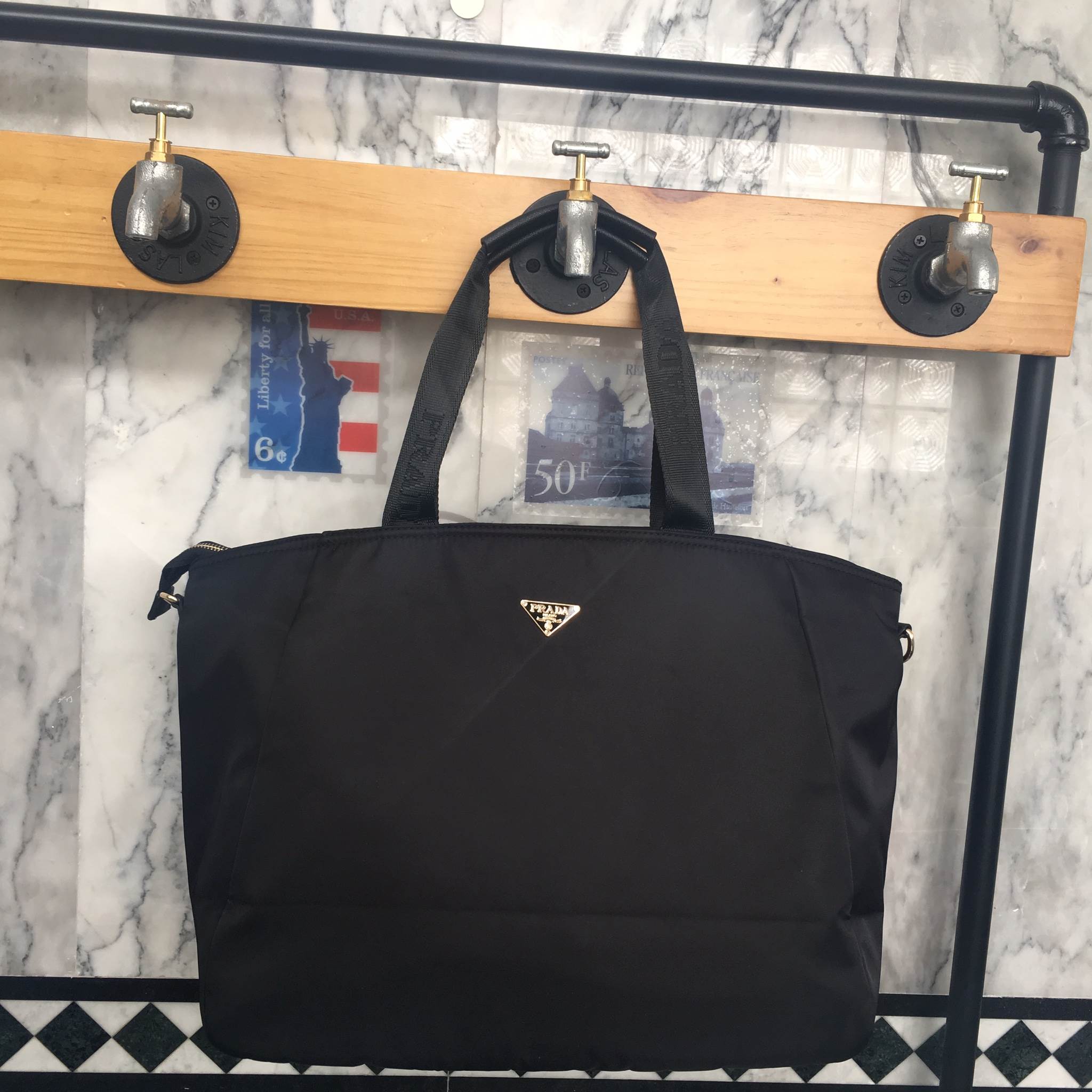 งานพรีเมี่ยมกิ้ฟ จากเคาเตอร์ต่างประเทศคะ 🐼รุ่น Limited edition ค่า ได้ กระเป๋าอเนกประสงค์ ทรง TOTE จากแบรนด์ PRADA มาค่า เป็น กระเป๋าผ้าไนล่อน ตามแบบฉบับของแบรนด์เลย ใบนี้มีสายยาวให้คะ เลิศมาก สะพายเป็น shoulder bag หรือ ถือได้คะ ใช้ได้2ด้าน ด้านน