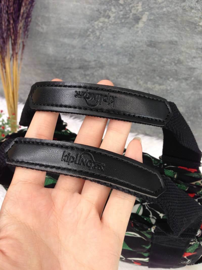 Kipling รุ่น Cicele กระเป๋าสะพายไหล่ใบใหญ่ สวยน่ารัก ตัวกระเป๋าด้านในเป็นช่องโล่งแบบปิดเปิดด้วยซิป มีช่องซิปด้านใน ด้านข้างกระเป๋า มี 2 ช่อง ปิดเปิด ด้วยเทป พร้อมที่ใส่โทรศัพท์ ปากกา และ MP 3 ในส่วนด้านใน และ ด้านข้างกระเป๋า ซ้าย-ขวา เป็นช่องขนาดเล็กสำหรั