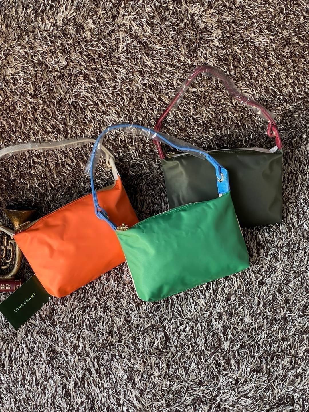 LONGCHAMP LE PLIAGE RE-PLAY Shoulder bag แฟน ๆ ของกระเป๋าไนลอนพกพาอันเป็นเอกลักษณ์ของแบรนด์ ตอนนี้มีคอลเลกชั่นใหม่ล่าสุดให้เลือกสรร