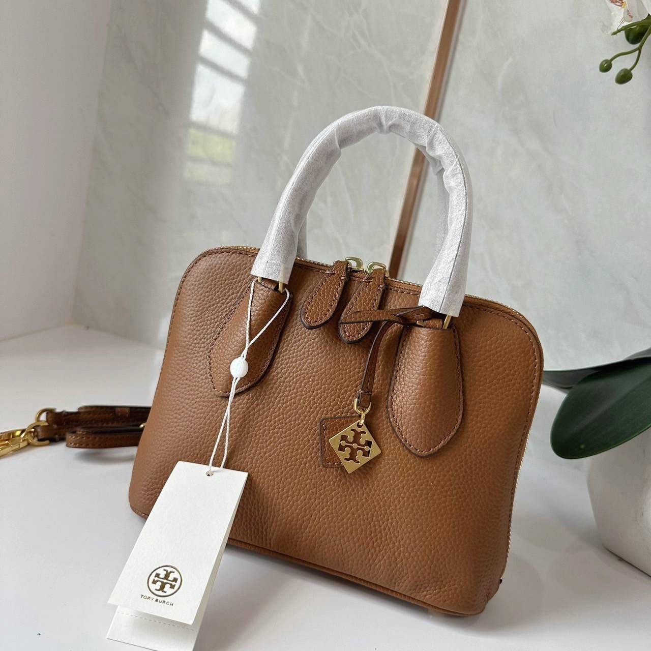 TORY BURCH MINI PEBBLED SWING BAG / Tory Mini Swing Bag in Pebbled Leather / T Monogram Jacquard Swing Bag กระเป๋าสะพาย คอลเลคชั่นใหม่ล่าสุดดีไซน์สุดคลาสสิก รูปทรงโดม