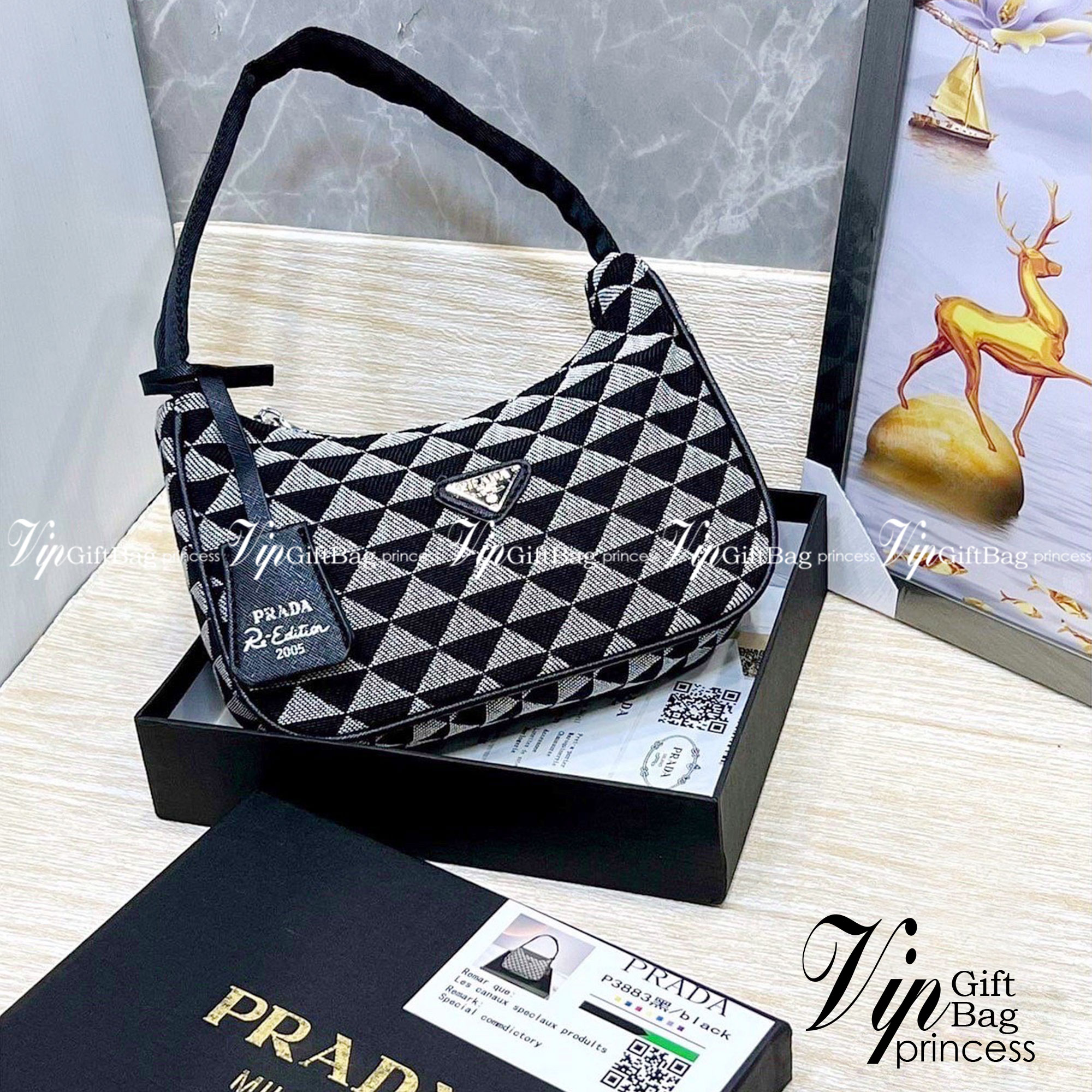 Prada Re-Edition Symbole jacquard Bag / Prada hobo shoulder bag กระเป๋าพราด้าสะพายไหล่ ลายมาใหม่ อะไหล่สีเงิน แมทง่ายได้ทุกลุค ไอเท็มสุดปัง ที่ฮิตตลอดกาลไม่ว่าจะปีไหนๆ จัดให้ครบทั้งสีขายดีและสีใหม่ล่าสุด ที่สายคุณหนูห้ามพลาด!! กับกระเป๋าสะพายทรงคลาสสิค เห