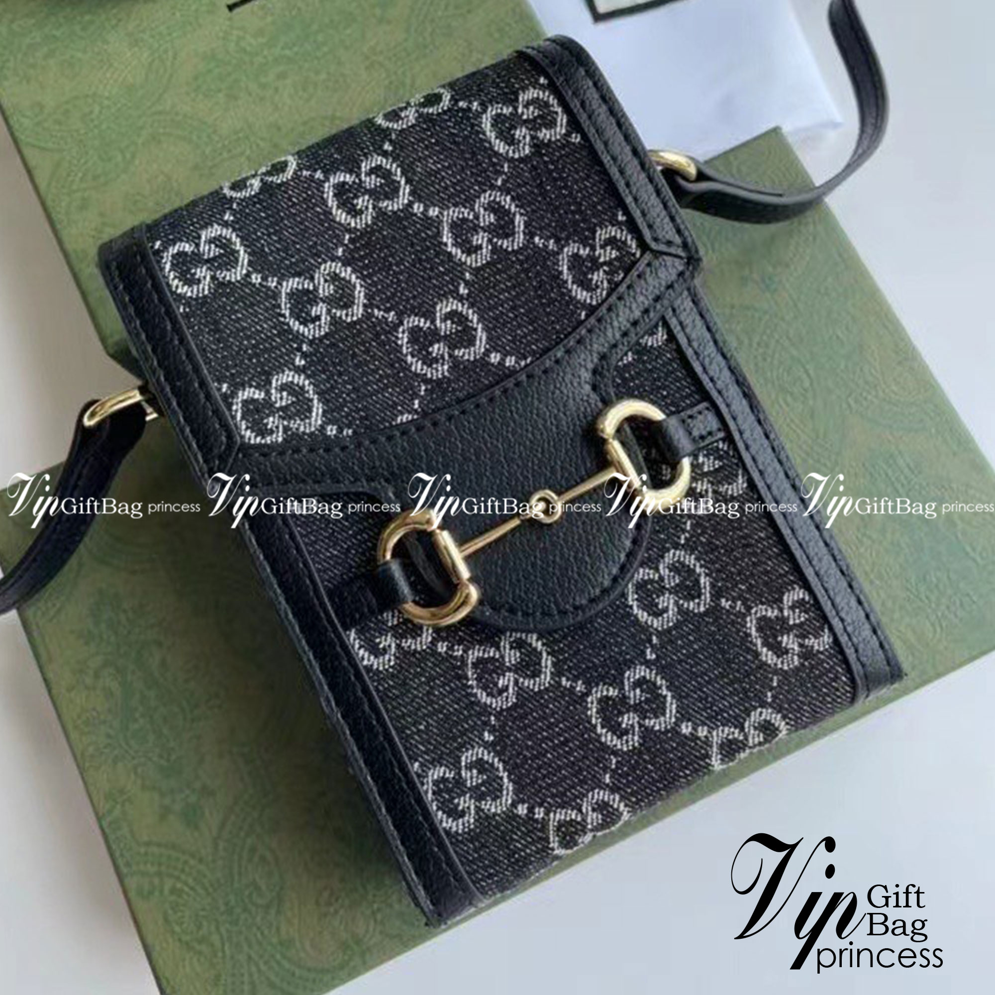 Gucci Horsebit 1955 mini bag / Gucci Phone Bag เกรดใช้งานสลับใบจริงได้ ออริจินอล รุ่นยอดฮิต ไซส์มินิ ที่ใครๆก็ต้องรู้จัก!! กับกระเป๋าขนาดมินิ ได้รับแรงบันดาลใจมาจากดีไซน์ดั้งเดิม ซึ่งแอคเซสเซอรี่นี้โดดเด่นด้วยรายละเอียดดั้งเดิมที่ทันสมัยโดยเน้นที่ฮอร์สบิต