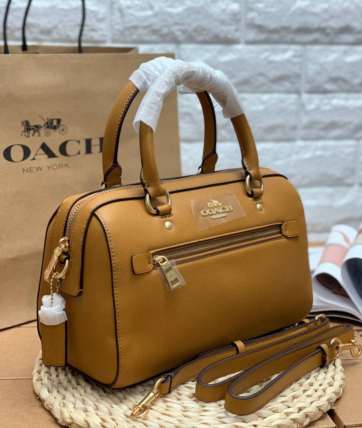 COACH ROWAN SATCHEL BAG ((79946)) กลับมาอีกครั้ง พร้อมสีหายากค่ะ! กระเป๋าหิ้วทรงหมอนสุดฮิตของสาวๆ//สะพายข้างได้ หนังแท้ ลายหนังสวย ทรงสวย ด้านหน้ามีช่องซิปให้หนึ่งช่อง เปิดปิดช่องหลักแบบซิป ภายในกว้างใส่ของจำเป็นของสาวๆได้ครบ มีช่องเล็กและช่องซิปใส่ของจุก
