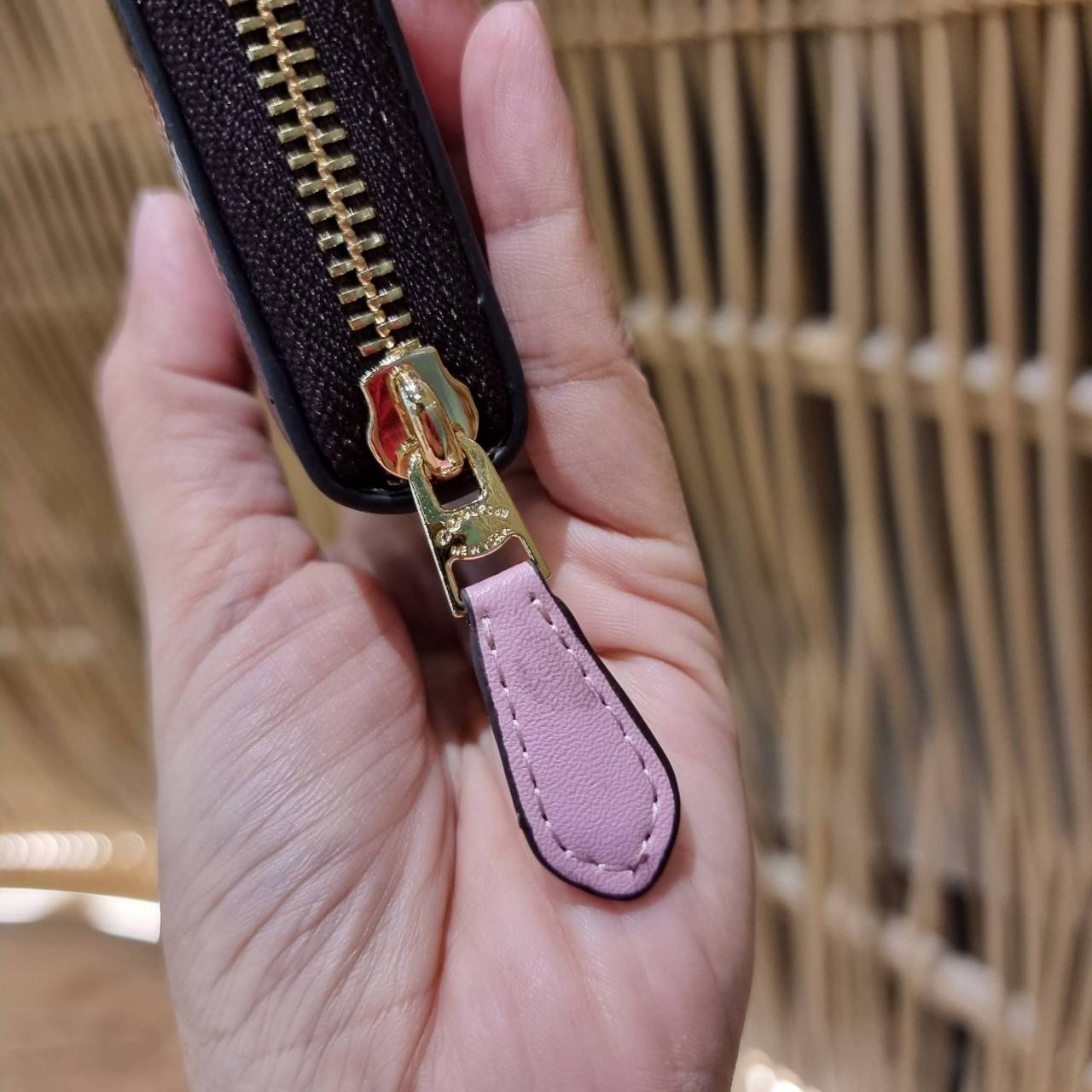 COACH ACCORDION ZIP WALLET IN SIGNATURE CANVAS WITH PRAIRIE ROSE / JUMBO FLORAL / CAMO ROSE FLORAL / MEDLEY BOUQUET PRINT ((F31572/F39189/F26290/F2859)) สวยคลาสสิคไม่มีใครเกิน!! กระเป๋าสตางค์ใบยาว ลวดลายสวย สีสันโดดเด่น วัสดุหนังแคนวาสเคลือบ เปิด-ปิดด้วยซ