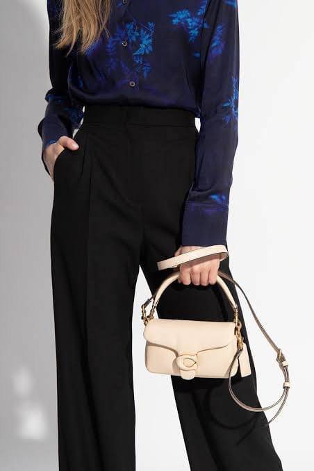 Coach Pillow Tabby Shoulder Bag 18 หนัง nappa หนานิ่ม นุ่มมากๆ รุ่นใหม่ล่าสุดค่ะ! พร้อมโลโก้รุ่นใหม่ด้วยเช่นกัน เพิ่มความหรู ดูดีเข้าไปอีกค่ะ เปิดปิดกระเป๋าแบบกระดุมแมาเหล็ก ภายในมีช่องใส่ของสองช่อง; สามารถใส่กระเป๋าเงินใบสั้นได้;พาสปอร์ตได้;มือถือได้ ค่ะ