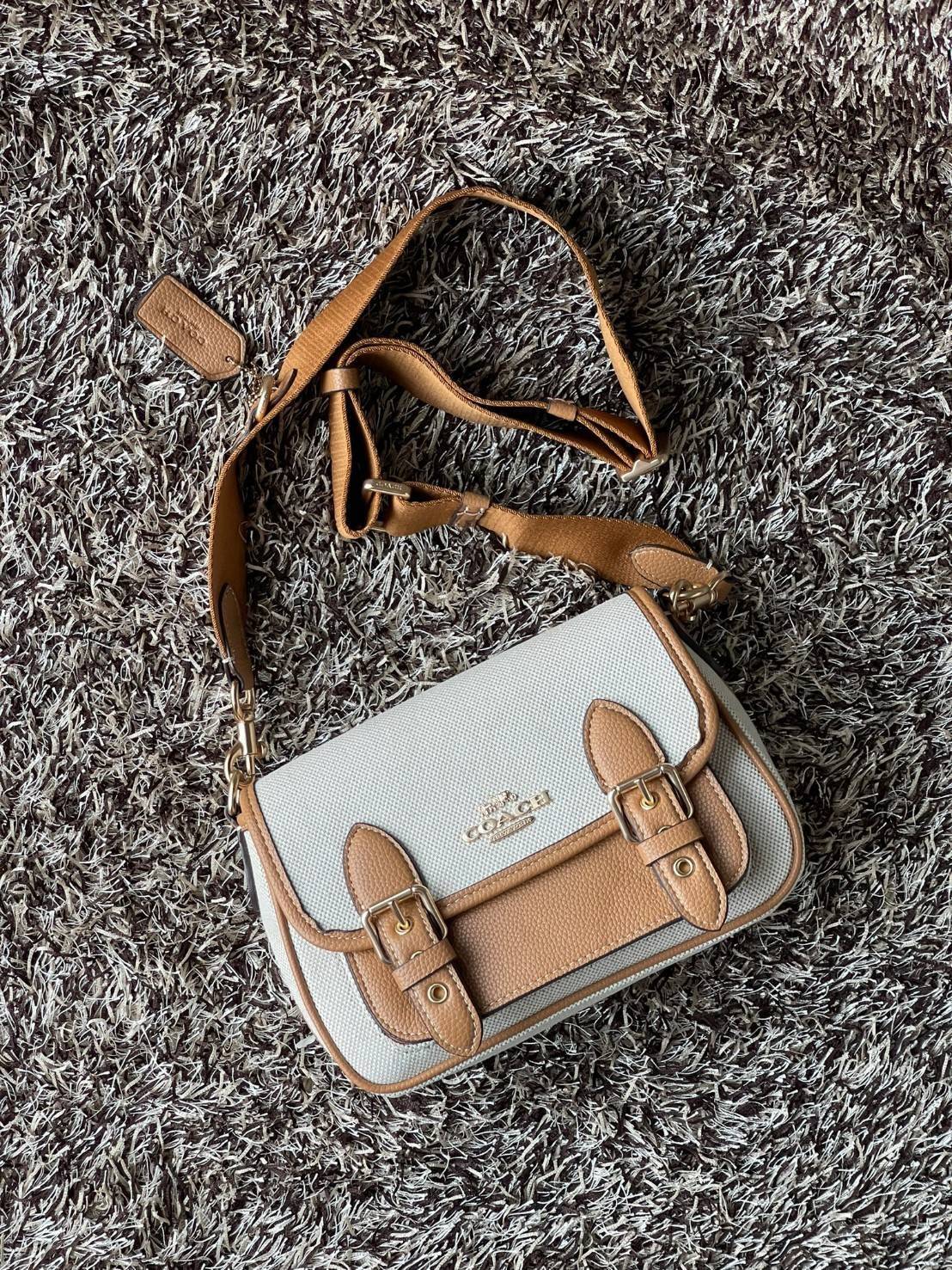 COACH Lucy Crossbody กระเป๋าใบนี้ขนาดกะทัดรัดกำลังดี เพียงพอสำหรับใส่ของจำเป็นที่ต้องการพกติดตัว ที่สำคัญใช้งานง่ายสามารถหยิบของได้สะดวกรวดเร็ว วัสดุผ้าใบเคลือบซิกเนเจอร์และหนังกรวดละเอียด ด้านในมีซิปและกระเป๋าอเนกประสงค์ ปิดสแน็ปอิน กระเป๋าแบบเปิดด้านนอก