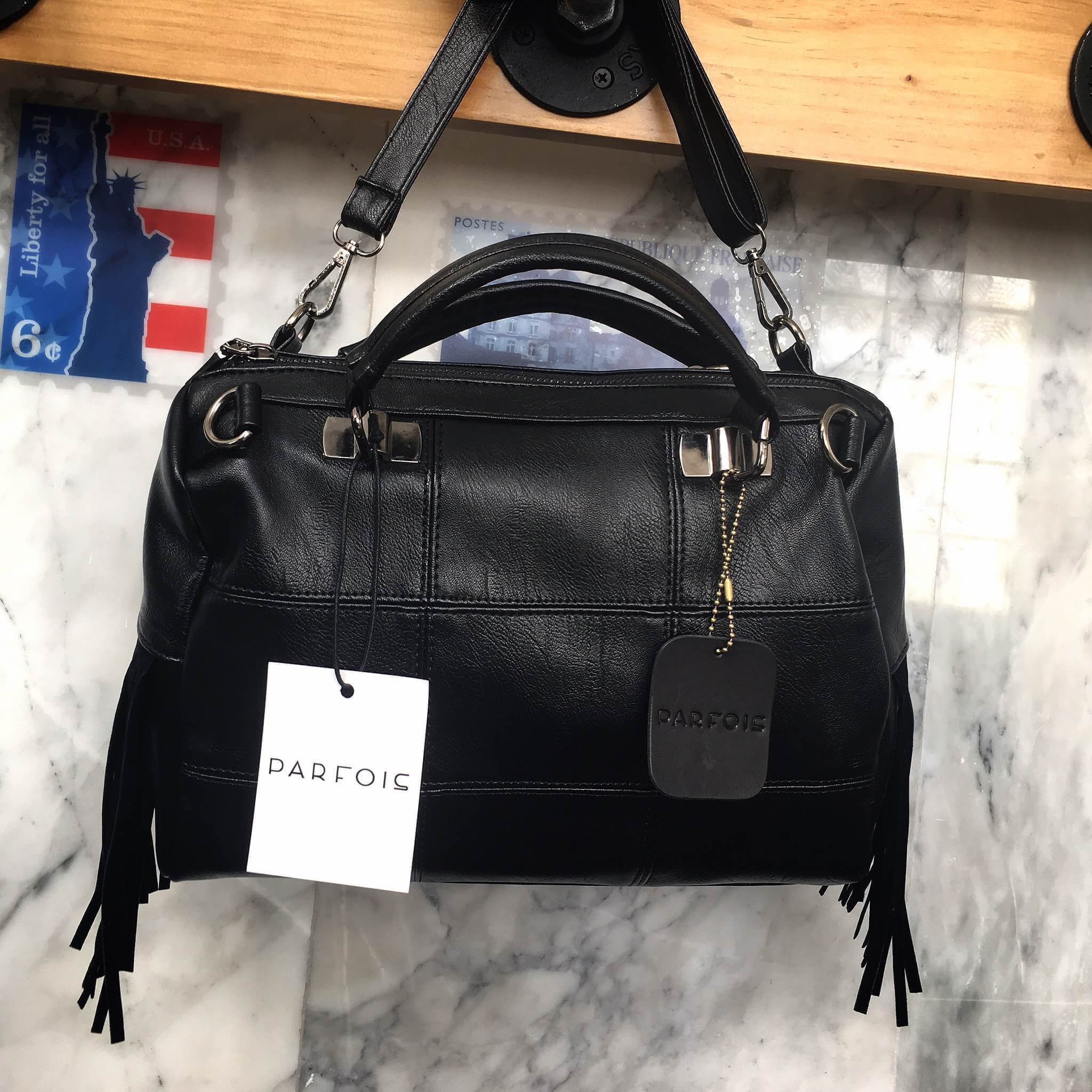 ใหม่ล่าสุด ทรง classic ตลอดกาล จากแบรนด์ PARFOIS ตัวกระเป๋าขนาดกำลังดี หนังเนื้อนิ่ม ลายหนังสวยมากค่า ออกแบบมาเท่มากๆคะ ใบนี้ ด้านข้างประดับด้วย frink หนังกลัลเกร๋มากกกก ด้านหน้าตีลายตาราง มีหูจับ 2 ด้าน #ที่สำคัญ มี สายให้ถึง 2 เส้น คือ สายสะพายแบบสั้น แ