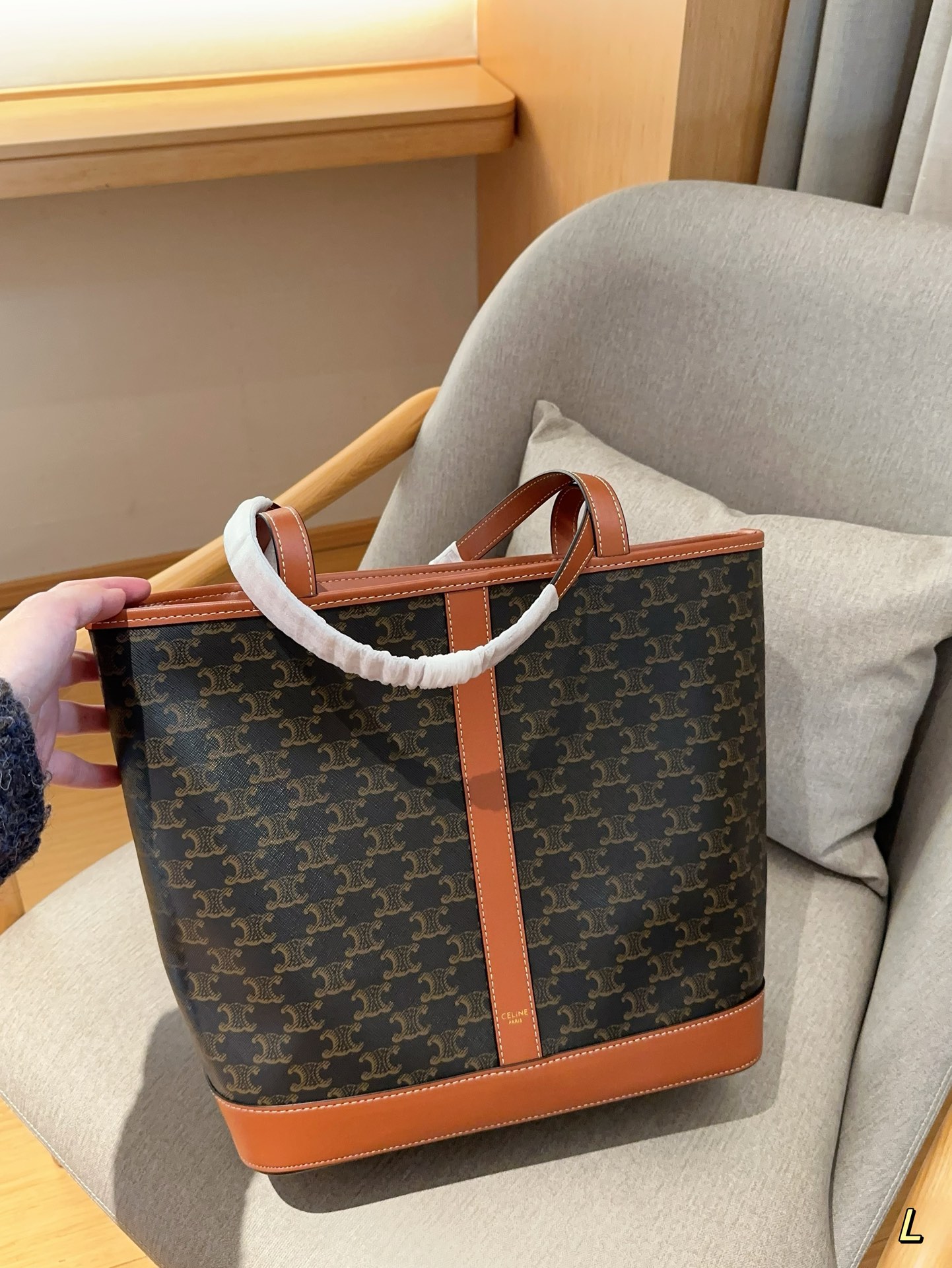 CELINE medium cabas in triomphe canvas / Celine Tote Shopping Bag กระเป๋าสะพายทรงโท้ทใบใหญ่ รุ่นยอดนิยม งานสวยหรูคลาสสิคไม่มีเอ้าท์ ภายในโล่งกว้างและจุมาก