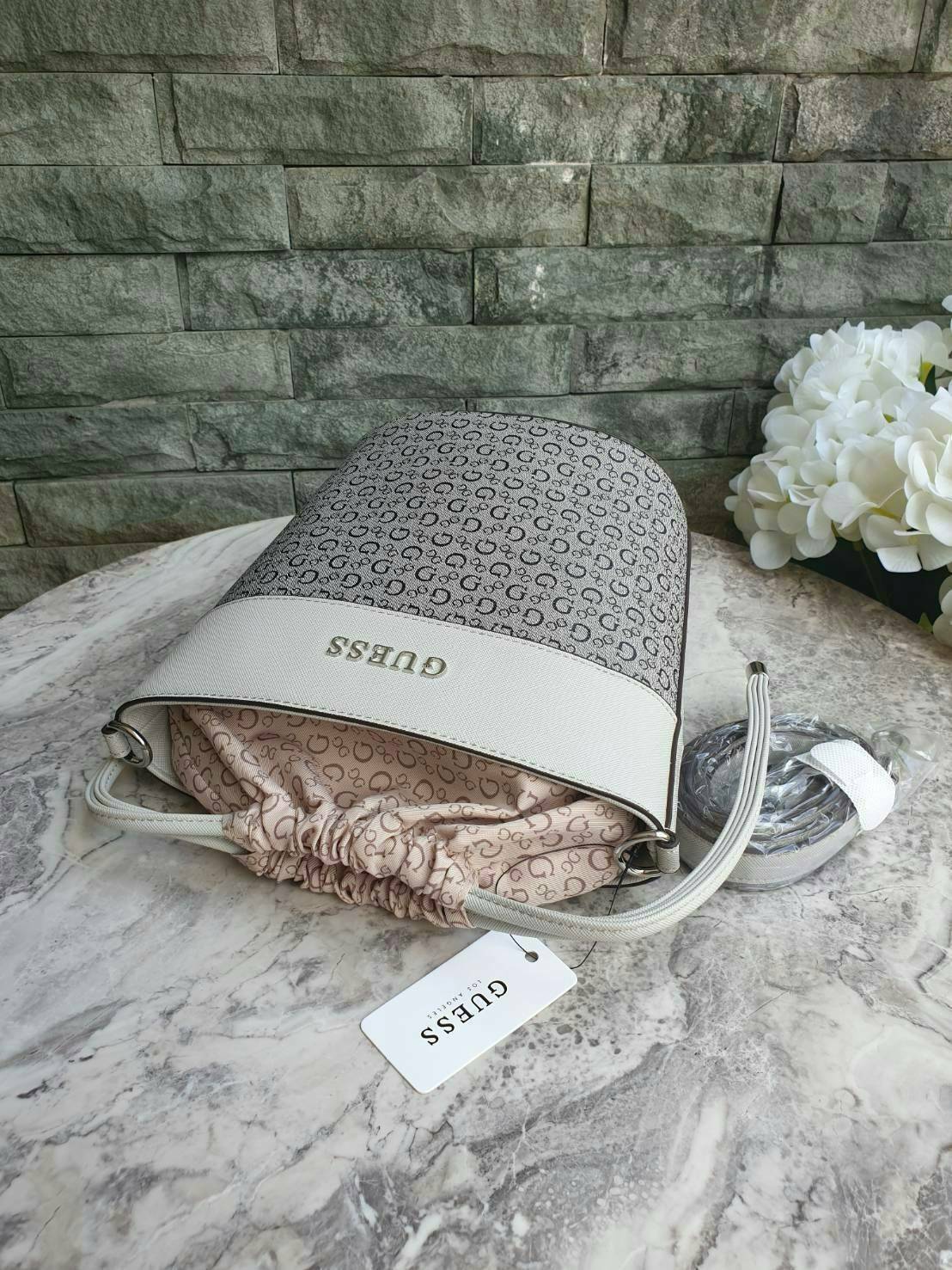 3สี Guess Bucket Bag กระเป๋ารุ่นใหม่ล่าสุด อวดไอเทมแสนเก๋กับกระเป๋าทรงถังสุดน่ารัก พิมพ์ลายรอบใบ วัสดุ Saffiano PU คุณภาพดี นิ่ม น้ำหนักเบา ด้านหน้าประดับด้วยโลโก้แบรนด์สวยโดดเด่น เปิดปิดด้วยเชือกหนังใช้หูรูดปลายเชือกประดับอะไหล่เงินสะดวกใช้ ด้านในโล่งกว้