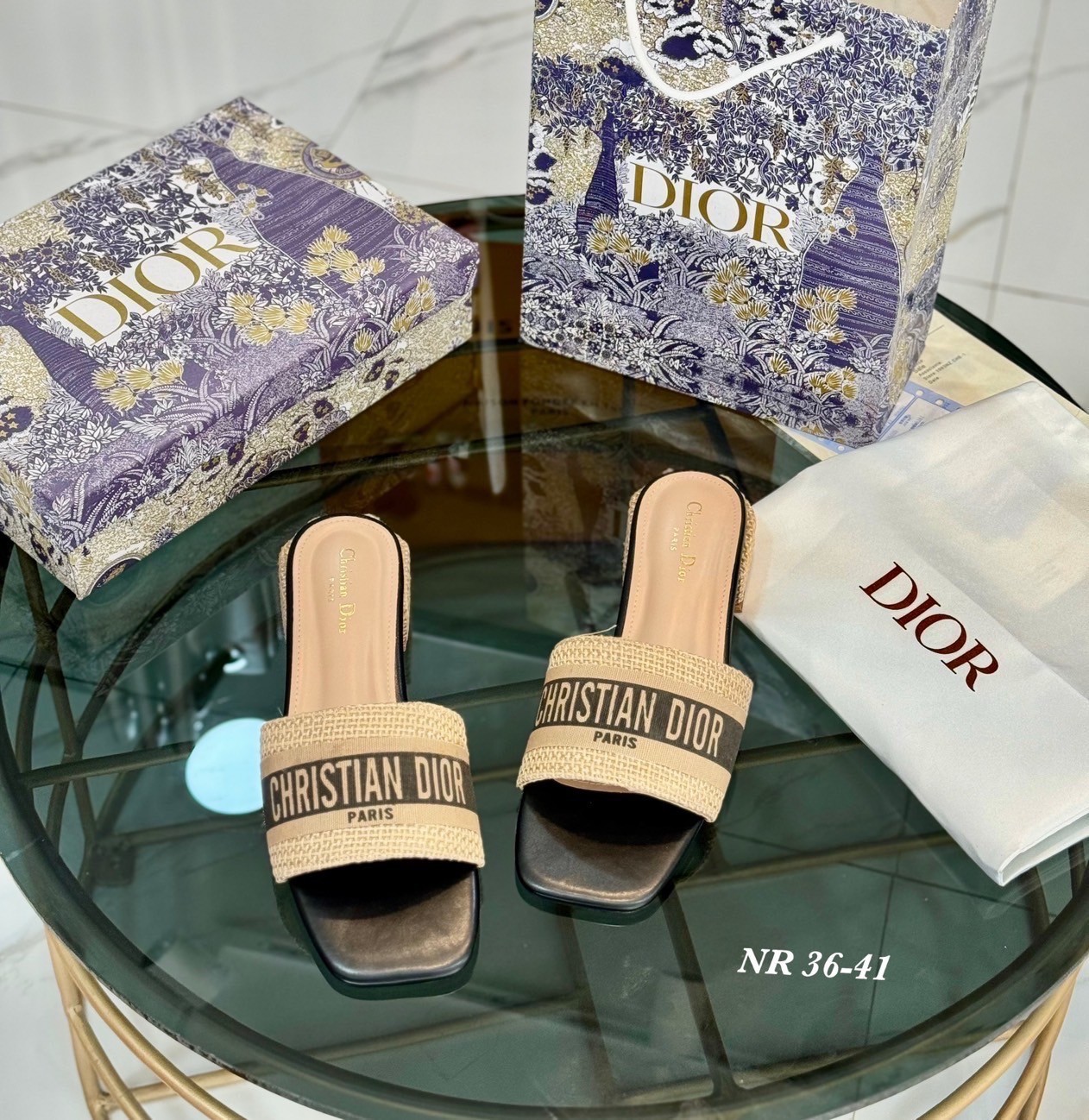 พร้อมส่ง Dior Sandals รองเท้าแตะดิออ รองเท้าส้นเตี้ย เสริมส้น งานคัดเกรดคุณภาพทอละเอียด ปั้มแบรนด์ พื้นยางกันลื่นอย่างดี กระชับเท้า ใส่สบายเดินได้นาน ไม่เจ็บไม่บีบเท้า สวยเกินราคา ภาพถ่ายจากงานจริง สวยตรงปกค่ะ