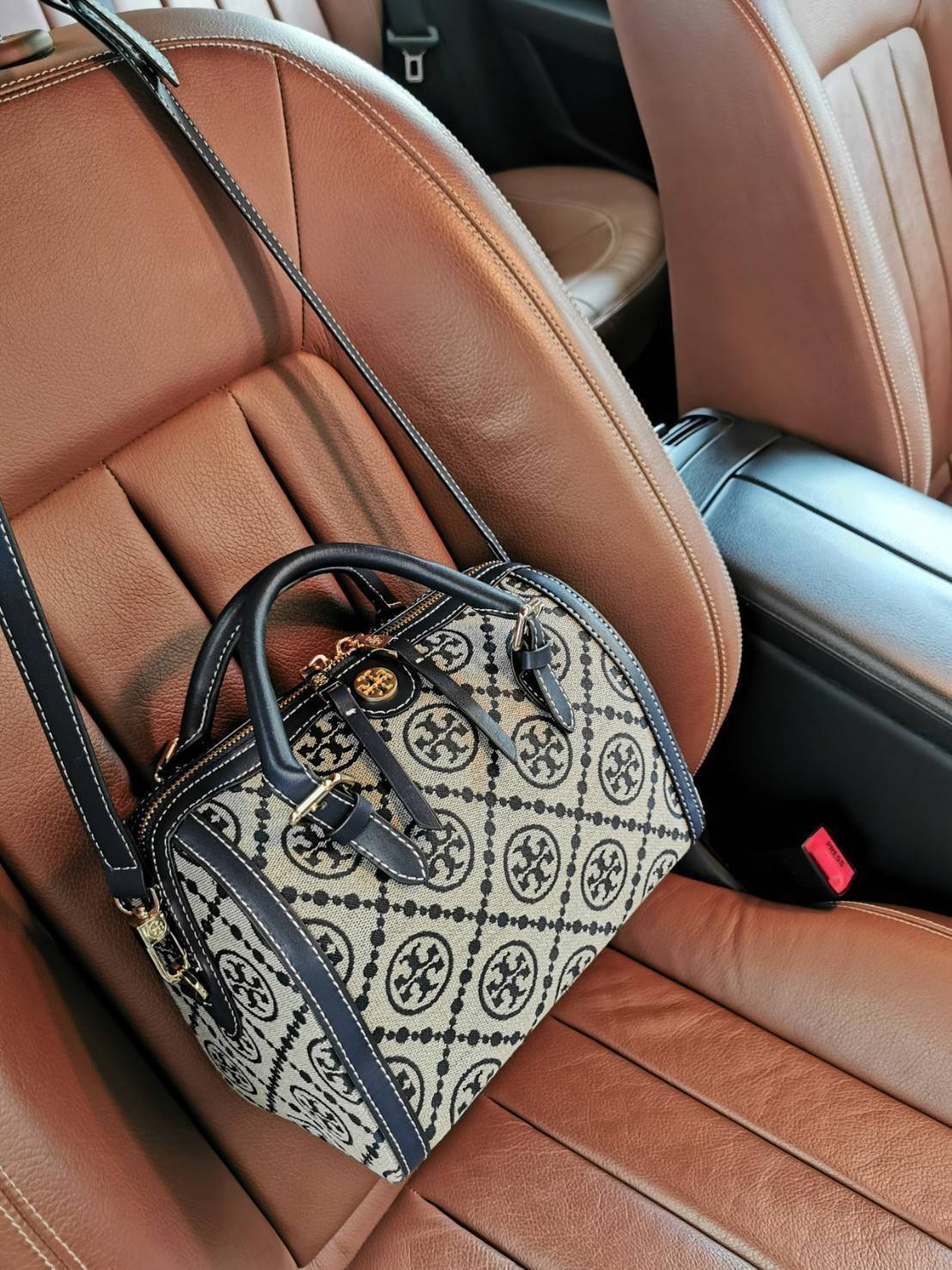 TORY BURCH FACTORY MONOGRAM JACQUARD BOSTON BAG กระเป๋าถือหรือสะพายรุ่นใหม่ล่าสุดจาก TORY BURCH FACTORY วัสดุ Woven Jacquard & Leather ในลาย Jacquard คงเอกลักษณ์แบรนด์สวยอยู่ทรงดีไซน์โดดเด่นทรง Boston เปิดปิดด้วยซิปคู่สะดวกใช้ขนาดกำลังดีใส่กระเป๋าสตางค์ยา