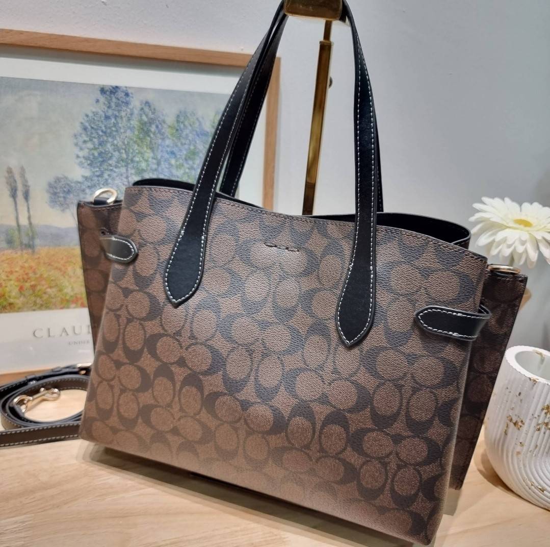 COACH HANNA CARRYALL IN SIGNATURE CANVAS / CH187 / CH195 / CH542 น้องใหม่ เรียบหรู ดูแพง กับกระเป๋าถือ/สะพายทรงสวย คงความคลาสสิค ดีไซน์ตกแต่งสายคาดจับจีบข้างกระเป๋าเพิ่มดีเทล มาพร้อมหูจับในตัว