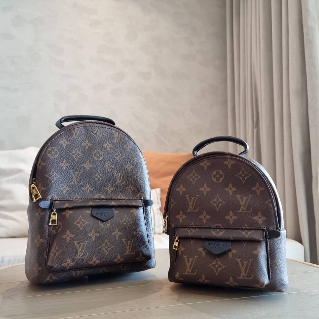 LV Backpack Size Small | สายสะพายเล็ก ถอดได้ LV palm springs New in!! เข้าแล้วกับไอเท็มยอดฮิต หรูหราพร้อม box set สุดสวย ที่สุดของความคุ้มค่า LV palm springs กระเป๋าแบ็คแพ็ค มาให้เลือก 2 ไซส์ ขายดี วัสดุหนังแคนวาสคุณภาพดี มีช่องซิปแบ่งสัดส่วน ใบเล็กสายวะพ