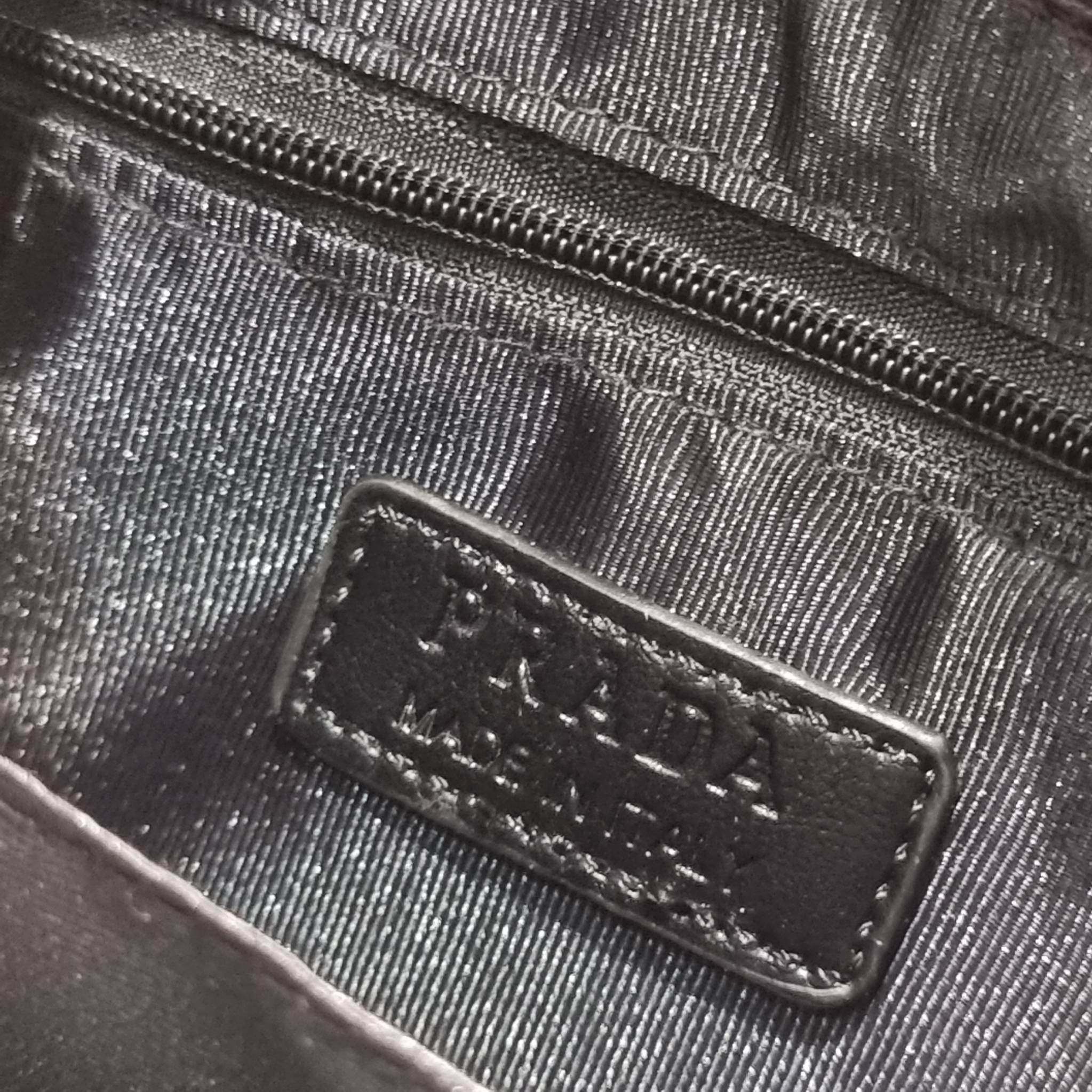 PRADA LEATHER PADDED BAG ใหม่ล่าสุด กับคอลเลคชั่นที่ทำออกมาตอบโจทย์ได้ทุกไลฟ์สไตล์ และเป็นยูนิเซ็กส์ กับกระเป๋าทรงโท้ท ขนาดกำลังดี