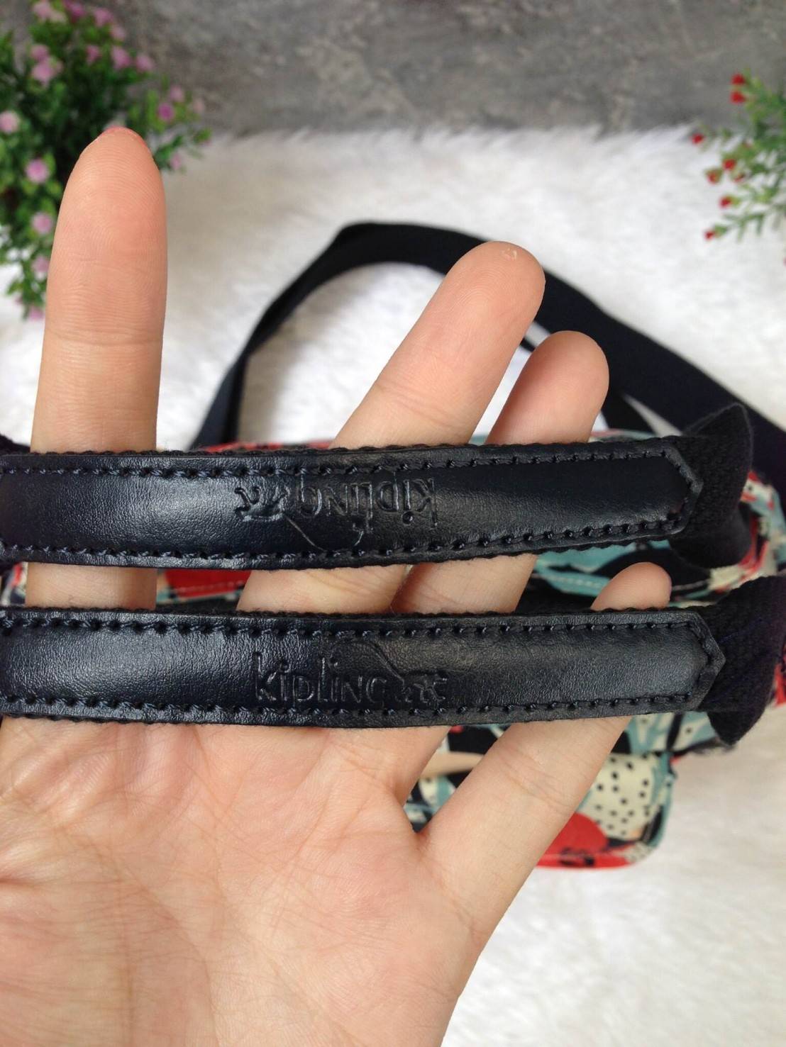 KIpling Felix Large Handbag Bag กระเป๋าถือหรือสะพายสไตล์ลำลองวัสดุ Nylon + Polyester 100% น้ำหนักเบามีหูหิ้วเเละสายสะพายยาวเลื่อนปรับระดับได้ถอดได้ เปิดปิดด้วยซิปสะดวกใช้ โลโก้เเบรนด์ มีช่องแบ่งถึง3ช่องเเยกเป็นสัดส่วน ด้านหน้าและด้านหลังมีช่องใส่ของเปิดปิ