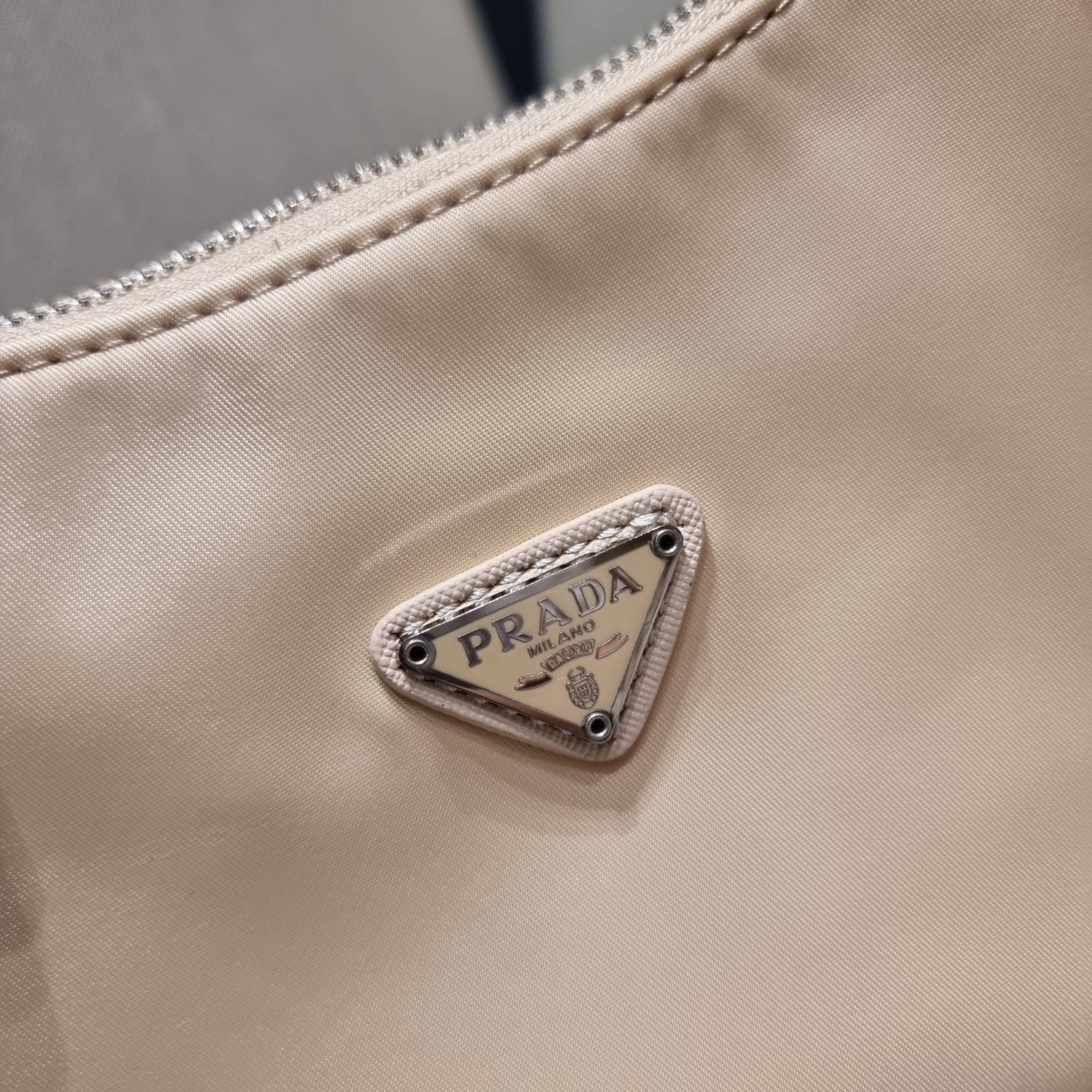 VIP 🥂 PRADA RE-EDITION 2005 RE-NYLON SHOULDER BAG ไอเท็มสุดปัง ที่ฮิตตลอดกาลไม่ว่าจะปีไหนๆ จัดให้ครบทั้งสีขายดีและสีใหม่ล่าสุด ที่สายคุณหนูห้ามพลาด!! กับกระเป๋าสะพายทรงคลาสสิค เหมาะเป็น everyday bag มากๆ วัสดุผ้าไนล่อนคุณภาพ พร้อมใบลูก ไว้ใส่เหรีย