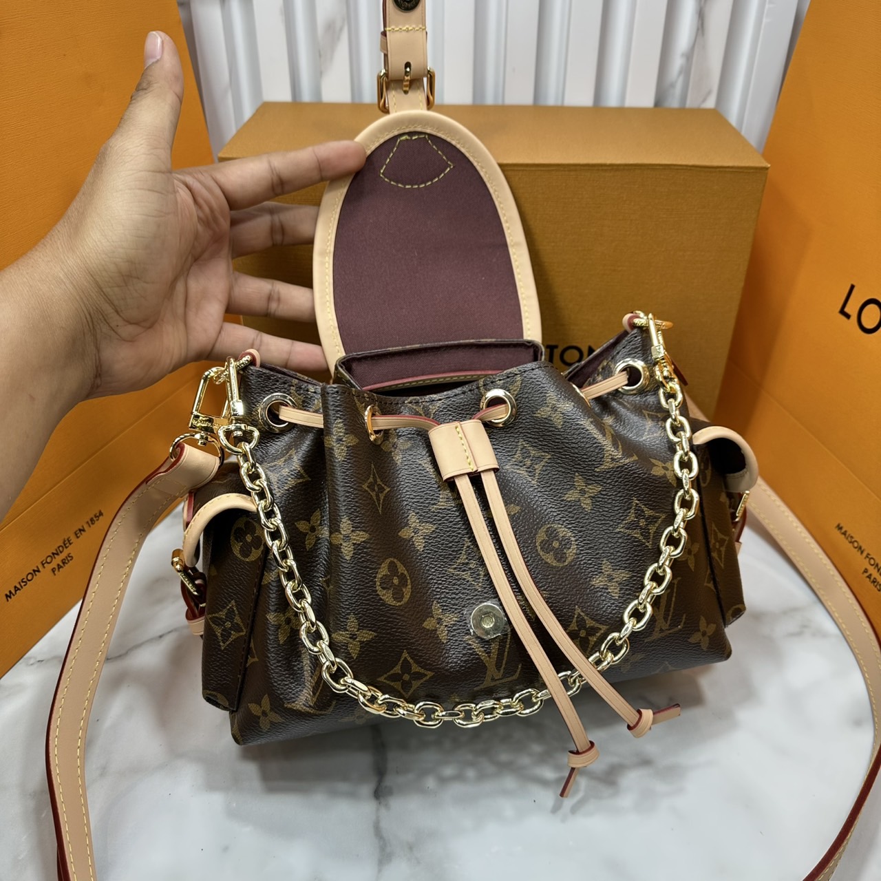 ORI หนังแท้ | LV Odyssee bag Monogram Canvas กระเป๋าสะพายดีไซน์ใหม่ คอลเลกชันประจำฤดูกาล Pre-Fall 2025 ออกแบบมาเพื่อเชิดชูมรดกล้ำค่าที่สืบทอดจากรุ่นสู่รุ่น ดีไซน์ทันสมัยใช้งานได้ทุกวัน
