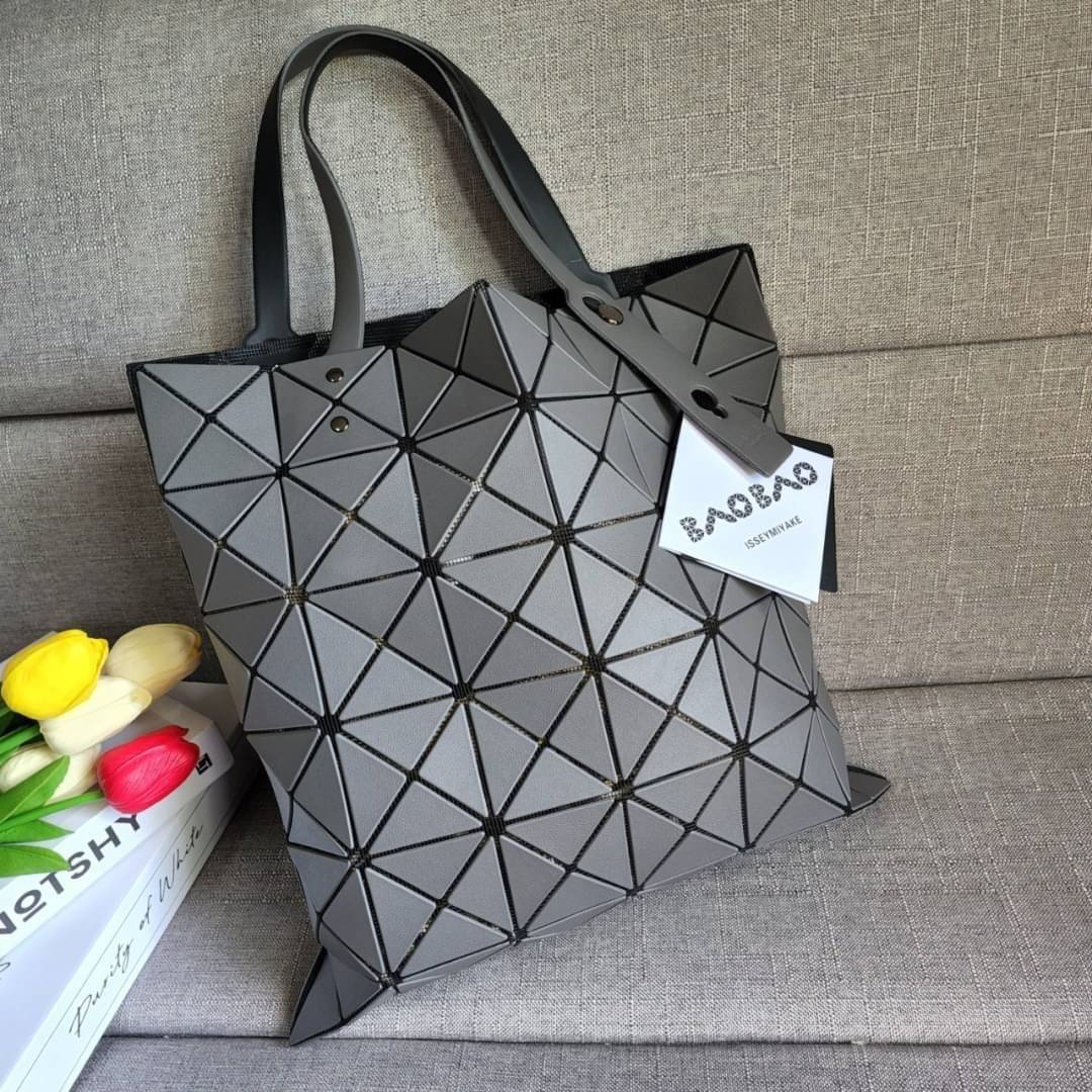 BAO BAO ISSEY MIYAKE LUCENT ONE-TONE กระเป๋า Bao Bao จากแบรนด์ดัง Issey Miyake แบรนด์แฟชั่นจากประเทศญี่ปุ่น ซึ่งมีสินค้ามากมายไม่ว่าจะเป็นเสื้อผ้า นาฬิกา น้ำหอม และที่ขาดไม่ได้นั่นก็คือ กระเป๋า Bao Bao ที่มีความพิเศษในเรื่องของวัสดุและดีไซน์ที่ครองใจสถาปน