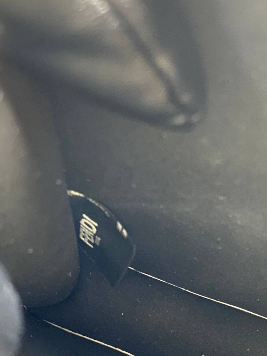 FENDI Capsule Collection Size 27cm กระเป๋าถือหรือสะพายข้างได้ หนังสวยมาก รูปแบบให้กลิ่นอายของความคลาสสิก หรูหรา มีคลาส การออกแบบที่โชว์ทั้งเอกลักษณ์ของแบรนด์และความมีสไตล์ ใช้งานง่าย จะถือหรือสะพายก็คล่องตัวทุกรูปแบบเลยค่ะ ใบจริงสวยมาก ไม่ควรพลาดด้วยประกา