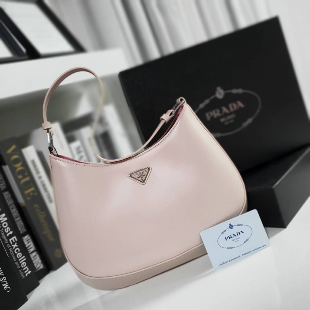Prada Cleo brushed leather shoulder bag กระเป๋าทรงสวยยอดฮิต กับแบรนด์ PRADA งานพรีเมียมกิ้ฟท์จากแบรนด์ ทรงสะพายไหล่สวยหรูอยู่ทรง PRADA CLEO หนังเรียบดำเงาหรูสุดคลาสสิต เปิดปิดด้วยกระดุมอะไหล่เงินทั้งใบ ด้านในใส่กระเป๋าสตางค์ยาว มือถือ ของจุกจิกได้เยอะ มีป