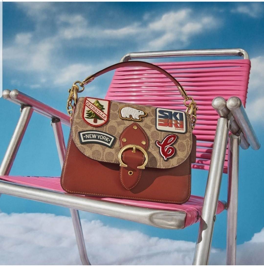 OUTLET 】COACH BEAT SHOULDER BAG IN SIGNATURE CANVAS WITH PATCHES (C6837) ไหวมั้ยเนี้ย!! สวยฟาดอีกแล้วนะยูวว 🤩🌺คอลเลคชั่นใหม่สุดปัง อลังเวอร์!//กระเป๋าถือ สะพายไหล่ลาย SIGNATURE ตกแต่งความเก๋ด้วยแผ่นแปะลวดลายที่มีเฉพาะจาก COACH คอลเลคชั่นนี
