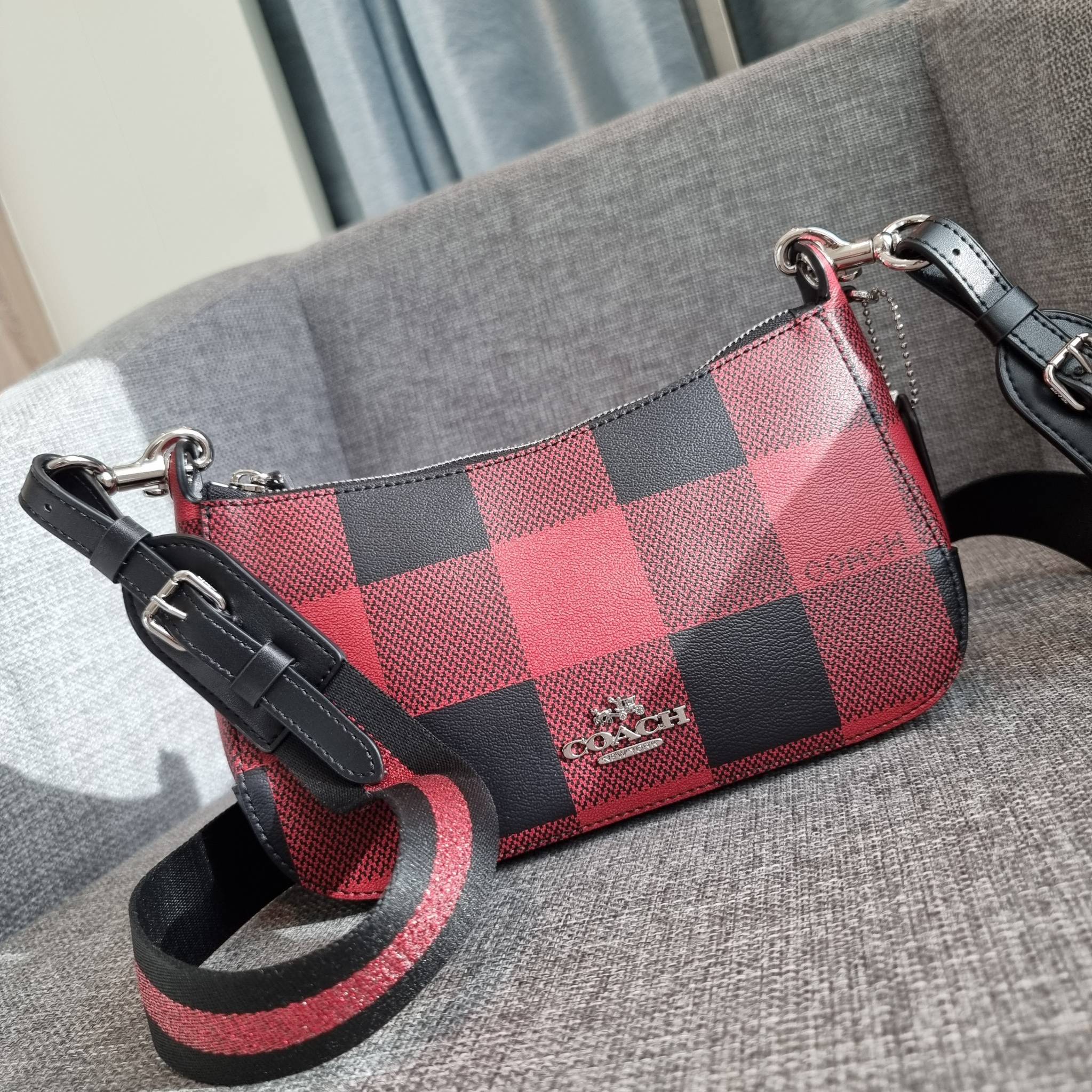 OUTLET 】COACH C6818 JES BAGUETTE WITH BUFFALO PLAID PRINT คอลเลคชั่นใหม่ล่าสุด พร้อมเสิร์ฟความสวยถึงบ้านเช่นเคย!! กระเป๋าสะพายทรงบาแกตต์ ดีไซน์ย้อนยุค ที่แอบแฝงความเรียบหรูดูแพงอยู่ในตัว โดดเด่นด้วยสายสะพายเส้นใหญ่ โทนสีคอนทราส ทำให้ไอเท็มนี้ดูมีลูกเล่นมา