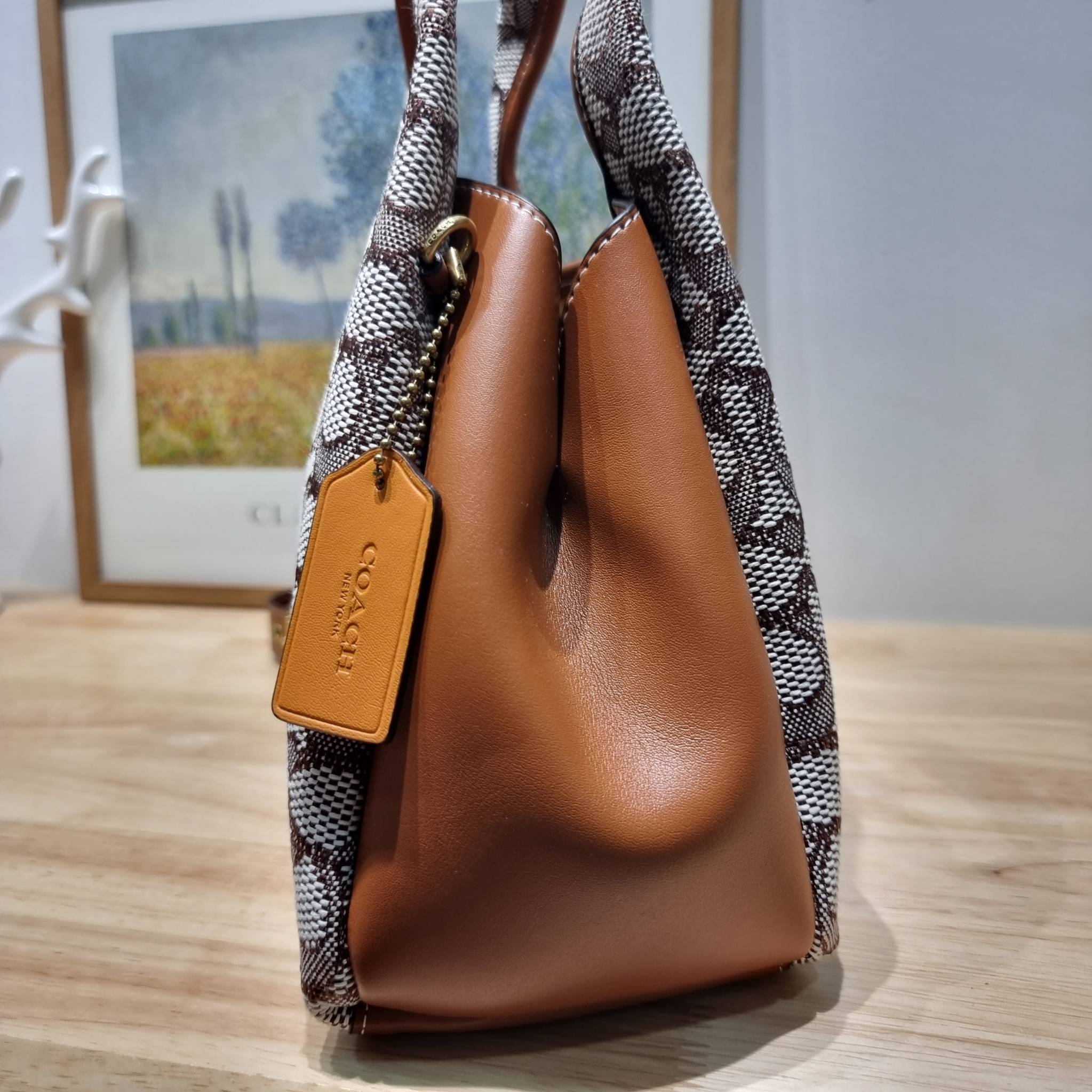 COACH LANA SHOULDER BAG 23 IN SIGNATURE JACQUARD CM550 พร้อมส่ง กระเป๋าถือ/สะพายทรงเก๋ โดดเด่นด้วยลวดลายซิกเนเจอร์บนผืนผ้าทอสวย หูจับในตัวถือสะดวก รีบช้อปได้ใช้ก่อนใครไปเลย