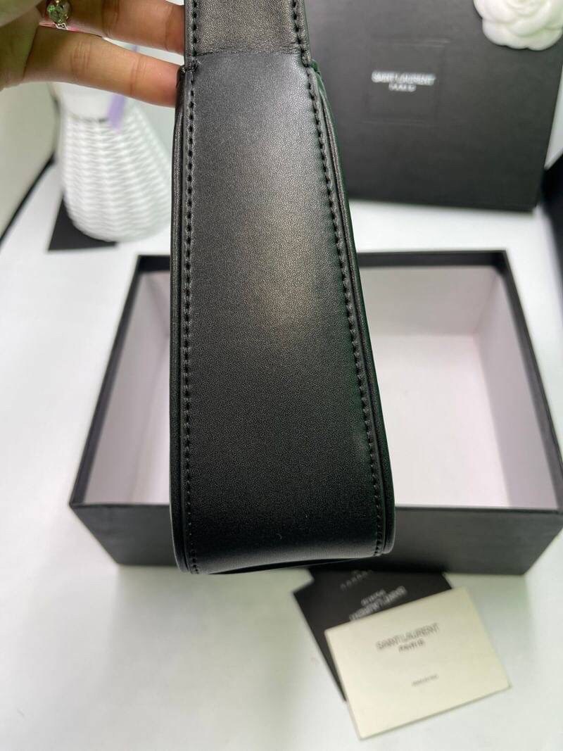 3สี VIP GIFT 】หนังแท้ Saint Laurent Le 5 à 7 Leather Hobo Bag รุ่นยอดนิยม รุ่นหายาก รุ่นที่สาวๆตามหา ใบนี้เลย!! สวยหรู กระเป๋าสะพายไหล่ ดีไซน์อยู่ทรง คลาสสิคแฝงความหรูด้วยโลโก้สีทองอร่ามโดดเด่น วัสดุหนังเรียบ สาวๆที่รออยู่ต้องรีบจัด รีบมีเป็นของตัวเองกันน