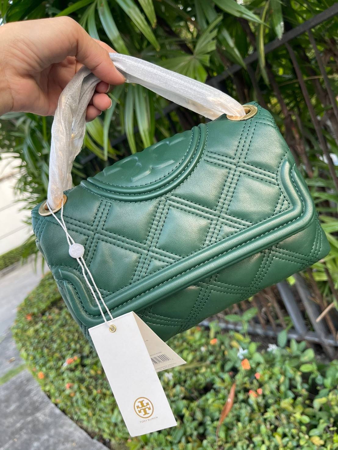 ของแท้ 💯% Tory burch Fleming Soft Small Convetible Shoulder bag กระเป๋าเฟลมมิ่ง (Fleming) สุดคลาสสิค ทำจากหนังนุ่มกับเทคนิคการเย็บแบบควิลท์ เพิ่มความเป็นเอกลักษณ์ด้วยโลโก้ลายดับเบิ้ล