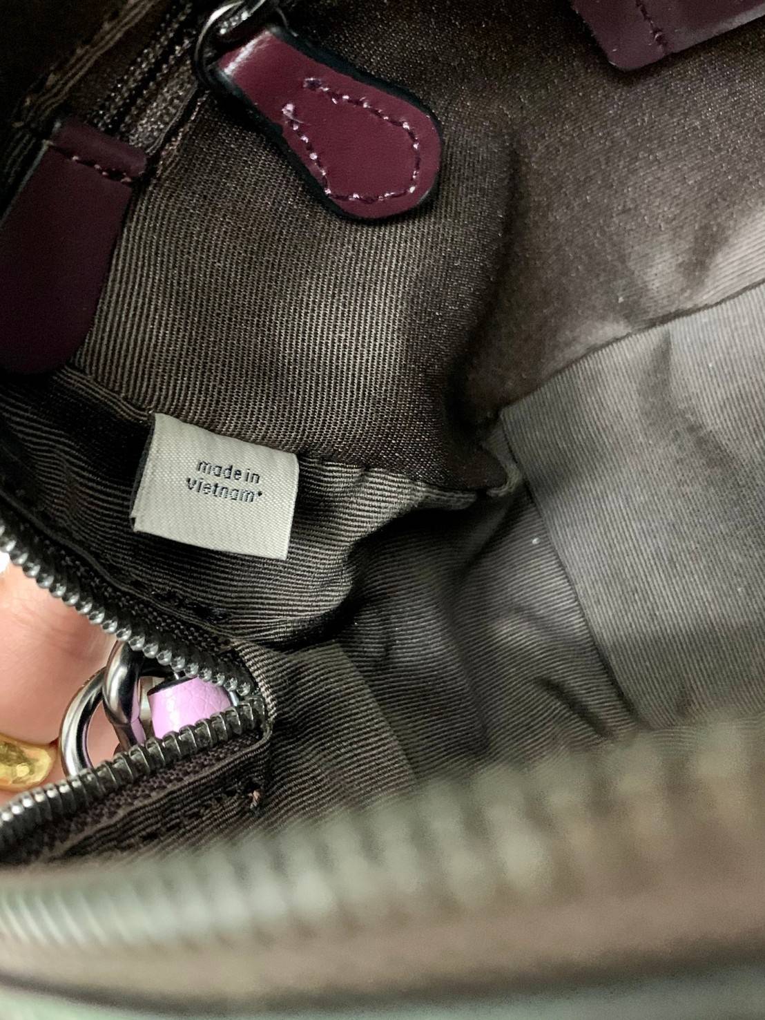 COACH DEMPSEY CAMERA BAG IN SIGNATURE ((C1541)) กระเป๋าทรงกล้องขนาดกระทัดรัด หนังแท้สวยงาม น่าใช้ค่ะ ด้านหน้าเป็นงานปักโลโก้+ลายกัวใจต่อๆกัน ได้สวยงาม เปิดปิดกระเป๋าแบบซิป ภายในสามารถใส่กระเป๋าเงินใบกลางได้;มือถือได้ทุกรุ่น;ของจุกจิกอื่นๆได้พอประมานเลยนะค