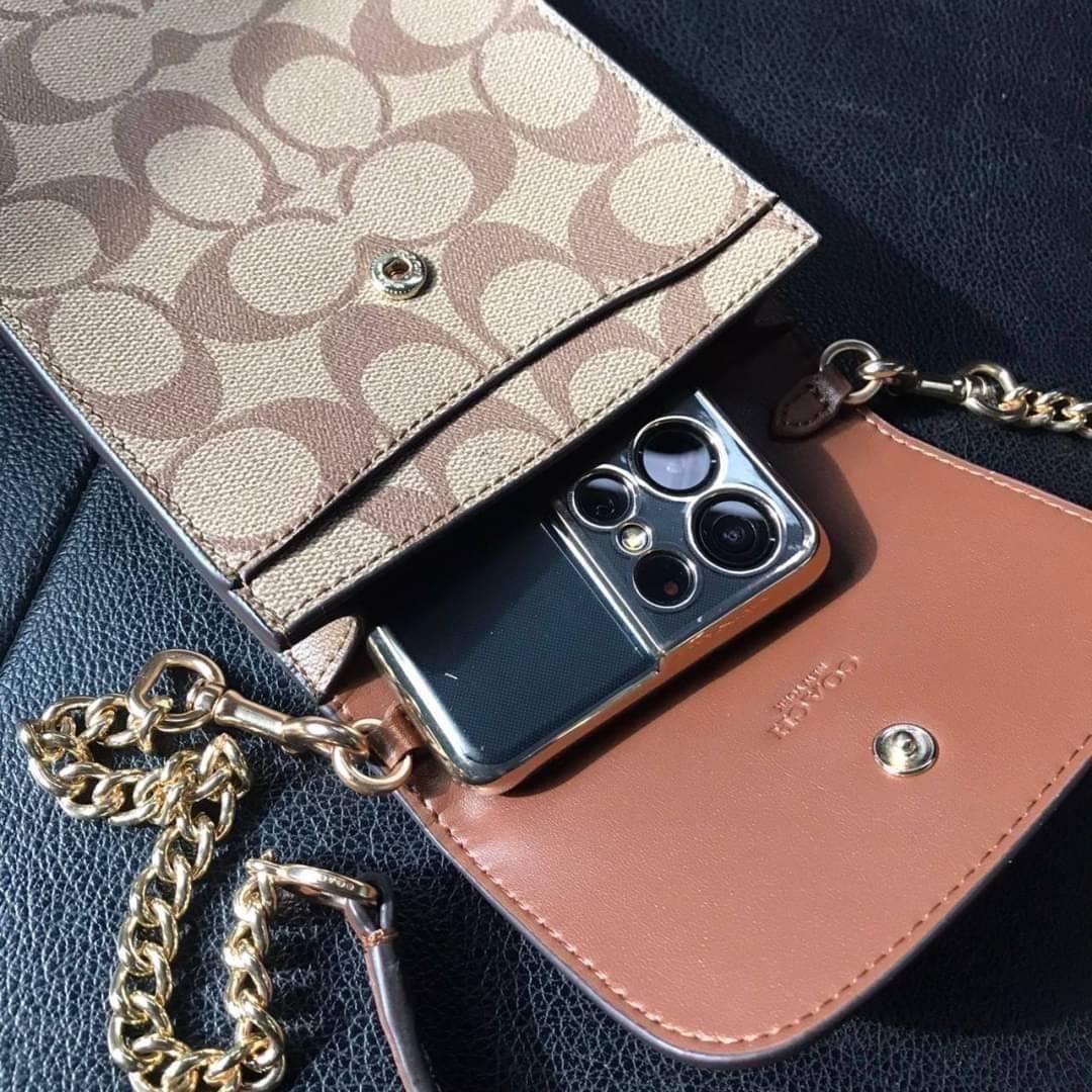 COACH RACHEL PHONE CROSSBODY IN SIGNATURE CANVAS พร้อมส่ง กระเป๋าสะพาย case phone ต้องมา ให้คุณพกพา gadget ล้ำไปได้ทุกที่ ใส่โทรศัพท์มือถือได้ทุกรุ่น ดีไซน์ใหญ่กว่าเดิม