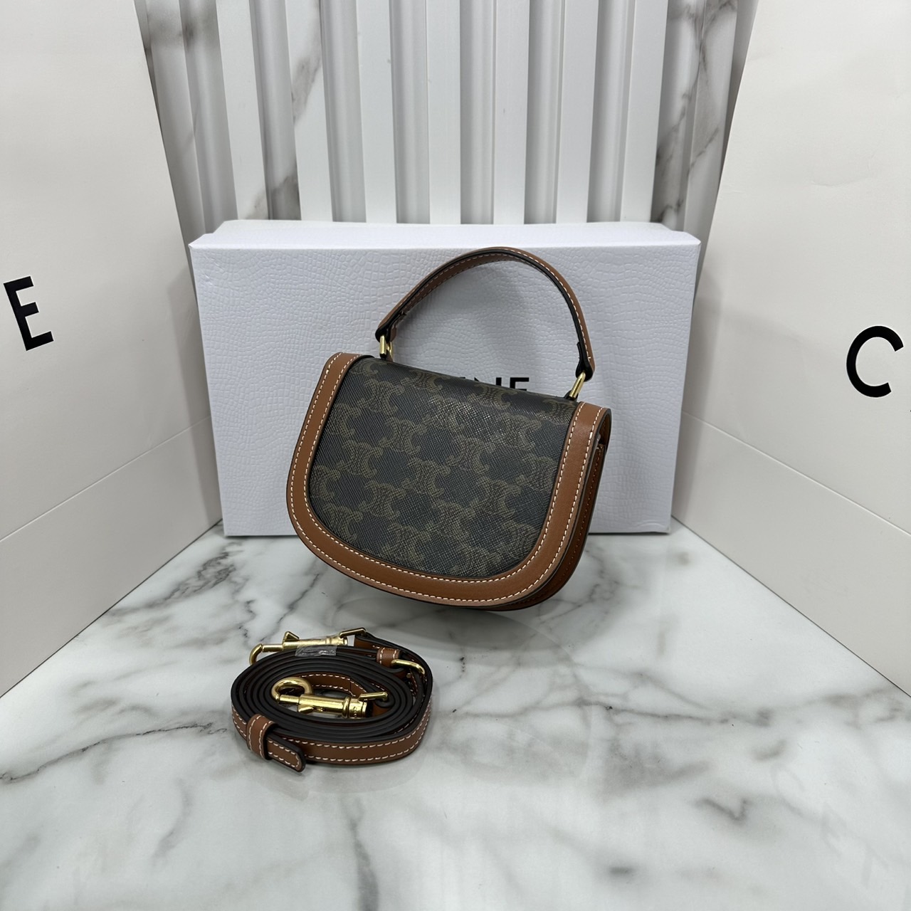 ORI หนังแท้ | CELINE MINI BESACE CLEA in Triomphe canvas and leather กระเป๋าสะพายพร้อมหูจับ ไซส์มินิ แคนวาส Triomphe แต่งขอบหนัง แต่งโลโก้สีทองหรูหรา สวยโดดเด่น สามารถถือ สะพายไหล่ และสะพายข้างได้