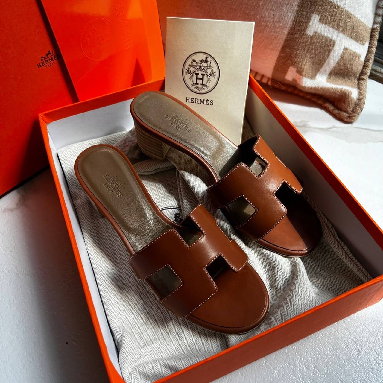 หนังแท้ Hermes sandal leather รองเท้างานสั่งตัตใช้สลับแท้ เกรดออริจินอล ตรงพื้นรองเท้าทำจากไม้รองด้วยหนังแท้ 100% งานตัดเย็บปราณีตละเอียดมากค่ะ มีอุปกรณ์ครบ หนังนิ่มใส่สบาย ใช้ทนนาน เกรดนี้คุ้มมาก ไม่ผิดหวังค่ะ ภาพสินค้าถ่ายจากงานขายจริง ใช้งานต่างประเทศไ