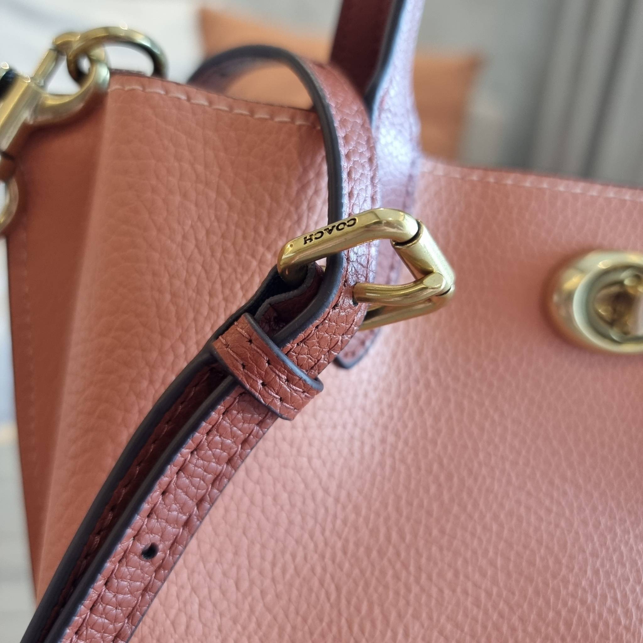 COACH C8561 C8869 WILLOW TOTE 24 IN COLOR BLOCK น้องสาวลุคลูกคุณมาแล้วจ้า กระเป๋าถือ/สะพาย ดีไซน์คัลเลอร์บล็อค ลงตัว เรียบหรู ใบจริงคือผู้ดี๊ผู้ดี ใช่ได้ทุกๆโอกาส วัสดุหนัง pepble อยู่ทรง เปิดปิดด้วยตัวบิดล็อค และอีกฝั่งเป็นกระดุมแม่เหล็ก ภายในโล่งกว้าง ใ