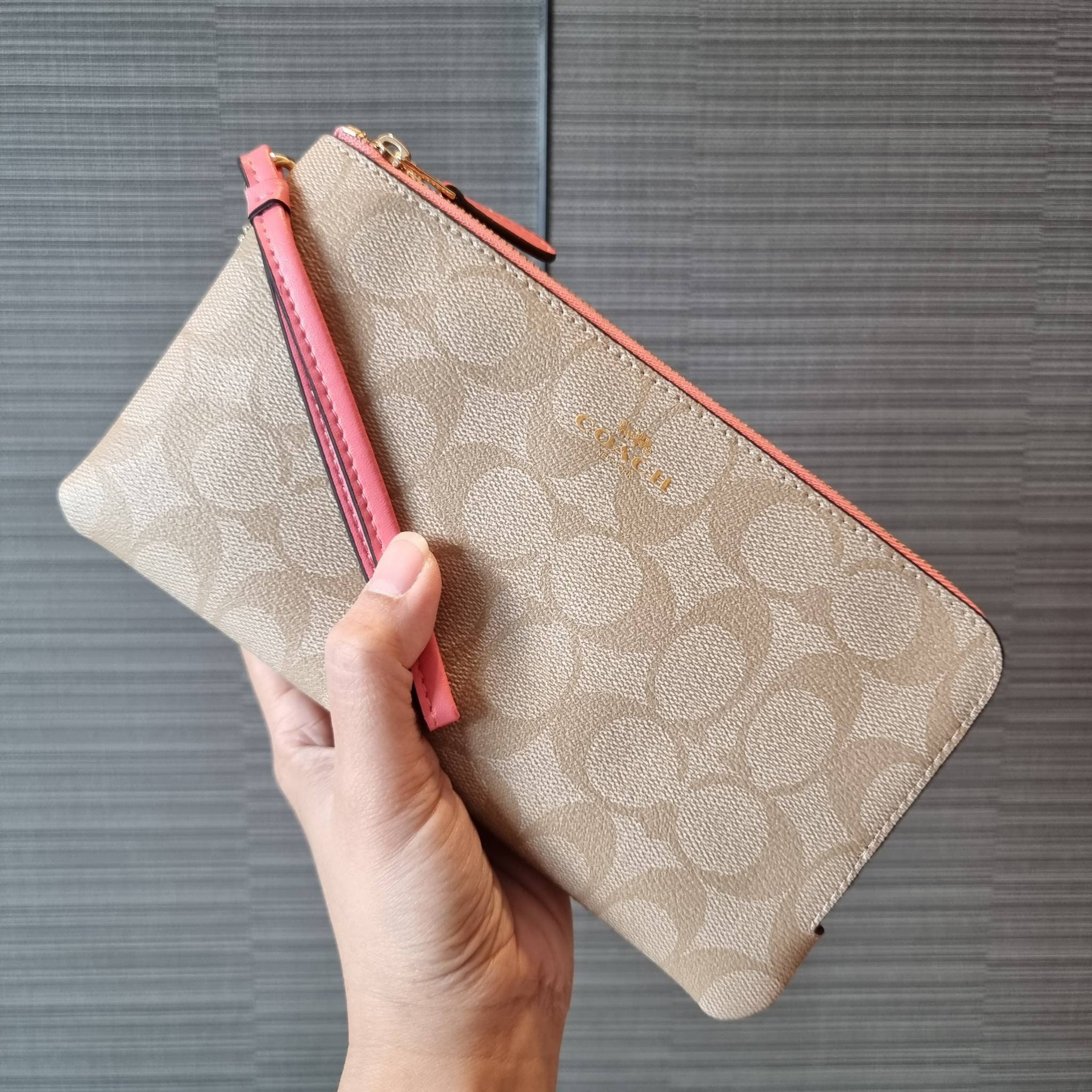 COACH F54057 DOUBLE ZIP WALLET IN SIGNATURE กระเป๋าคล้องมือ size L ใบนี้ใส่มือถือได้ทุกรุ่น ขนาดกำลังดี พกพาสะดวกมากๆ วัสดุหนังสังเคราะห์ ภายในเป็นผ้าสีสวยคม ใส่ธนบัตร ใส่บัตรได้เยอะ ใส่มือถือได้สบายๆทุกรุ่น ตอบโจทย์สาวๆที่ไม่ชอบพกเยอะวุ่นวายจ้า ใบนี้เอาอ