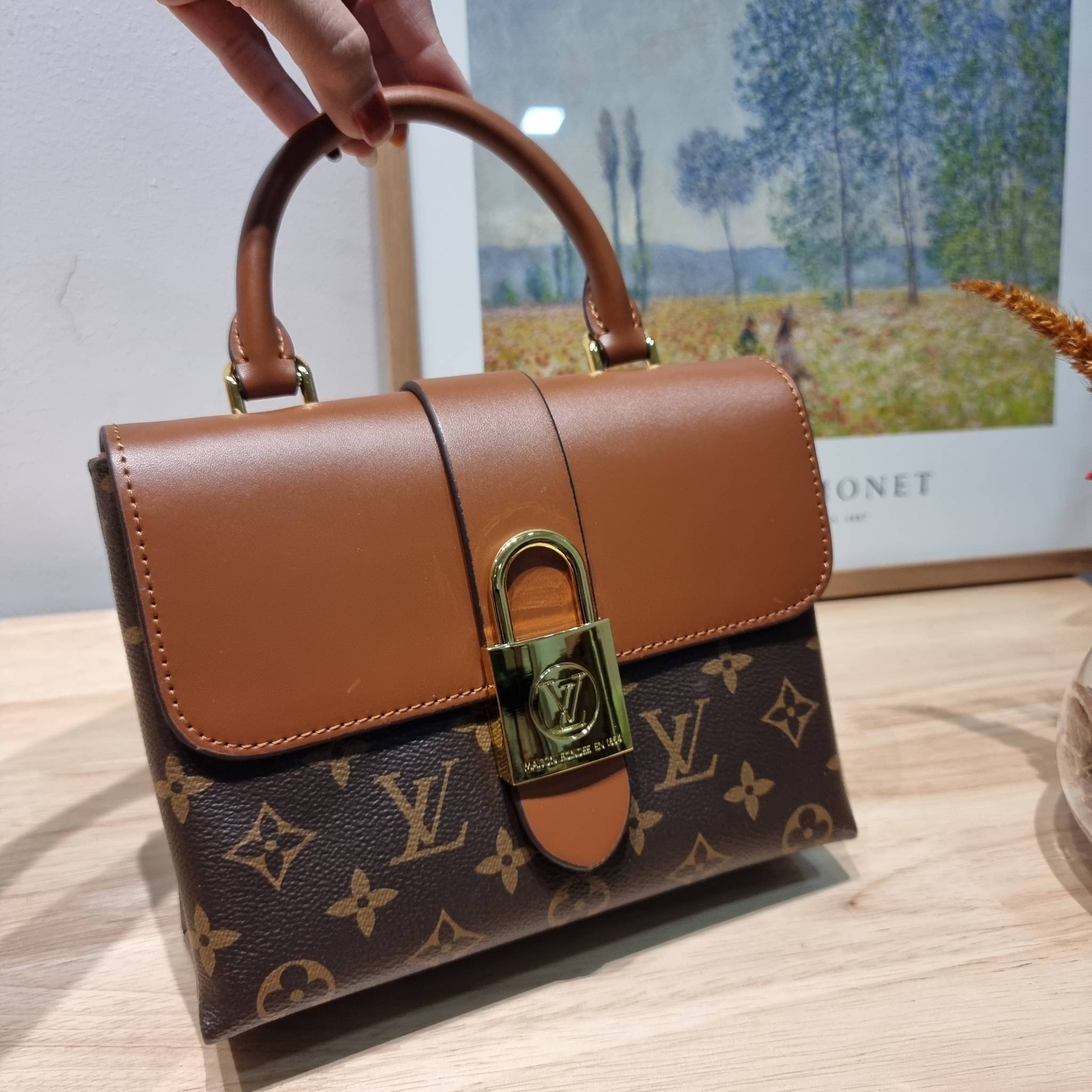 LV LOCKY BB MONOGRAM กระเป๋าสะพายข้าง ดีไซน์หรู ใหม่ล่าสุด สวยถึงบ้านได้ก่อนใคร มีใช้เลิศๆทันปีใหม่แน่นอน คุ้มที่สุด โดดเด่นด้วยอะไหล่ดัมมี่รูปกุญแจสีทอง