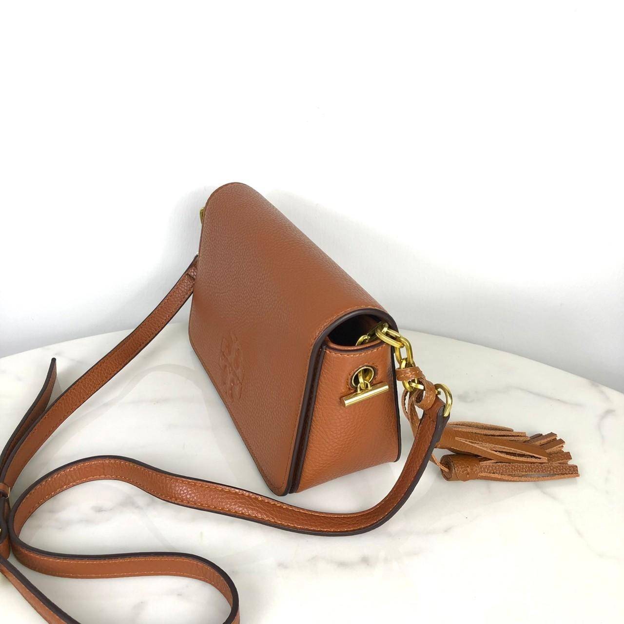 TORY BURCH shoulder bag พร้อมส่งที่ไทย กระเป๋าสะพาย TORY BURCH เปิด - ปิดกระเป๋าด้วยกระดุมแม่เหล็ก ด้านในโล่ง มีช่องเล็ก 1 ช่อง สายสะพาย สามารถปรับได้ 4 ระดับค่ะ