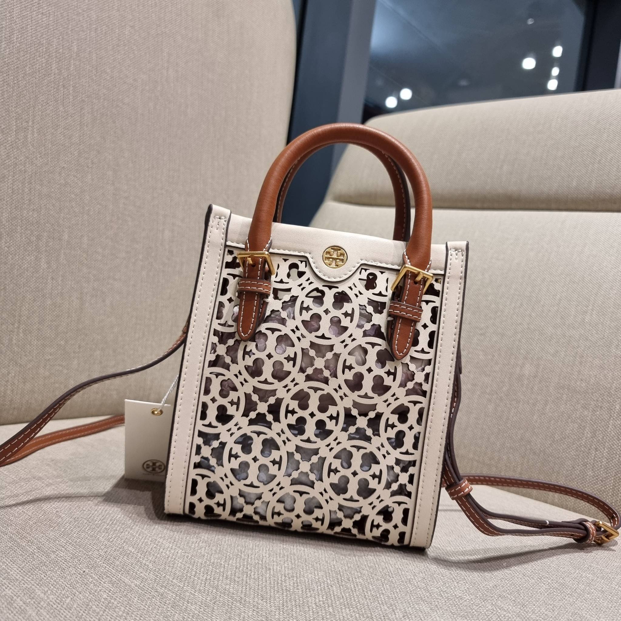 TORY BURCH T MONOGRAM LASER-CUT MINI TOTE ใจบางที่สุดกับคอลเลคชั่นนี้ กับกระเป๋าสะพายทรงโท้ท ไซส์มินิ ที่เพิ่มดีเทลความแพงด้วยการฉลุลวดลายโมโนแกรมรอบใบ ถักทอเป็นเส้นลายสานที่สวยงามมาก งานฝีมือจริงๆ วัสดุหนัง cowhide ปากกระเป๋ามีแถบแม่เหล็กกันหล่น และมีหูจ