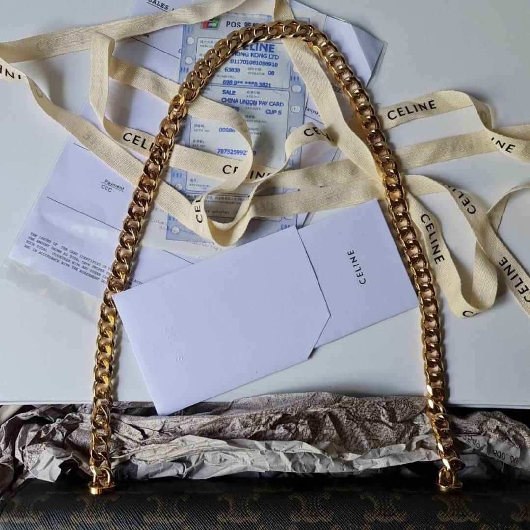 CELINE Women Chain Bag Triomphe in Triomphe Canvas-Tan / CELINE TRIOMPHE CHAIN SHOULDER BAG / CELINE WOMEN WINTER 21 ก็ปังๆ ยาวๆ ไปเลยสิคะ กระเป๋าดีไซส์ใหม่ ใหญ่กว่าเดิม จุของได้เยอะ งานหนังแคนวาสสวยหรู สวยมากกก เก๋มาก ต้องมีแล้วค่าา แบบใหม่ล่าสุด งานพึ่ง