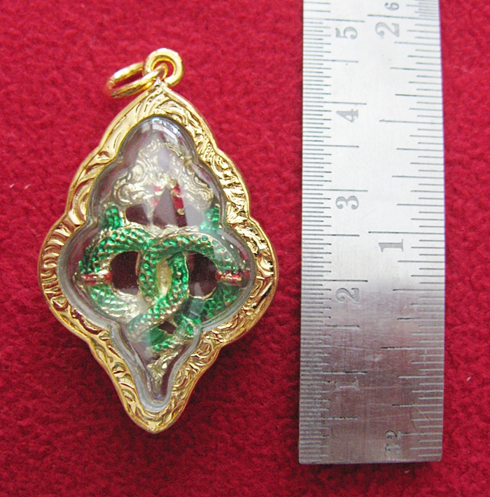 สินค้าหมดค่ะ จี้นาคเกี้ยวเนื้อทองเหลืองลงยาสีเขียว(เสริมเสน่ห์ เมตตามหานิยม)เลี่ยมทองไมครอนพร้อมใบคาถาค่ะ